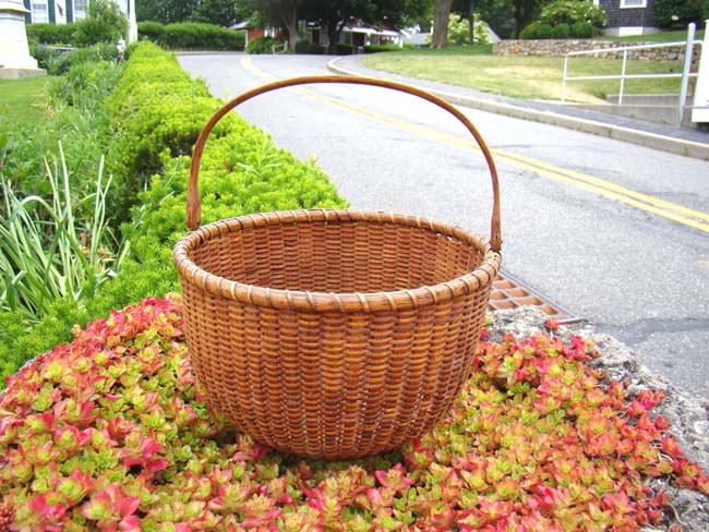 A very fine NANTUCKET 'swing handle' basket made circa 1880. — image 2