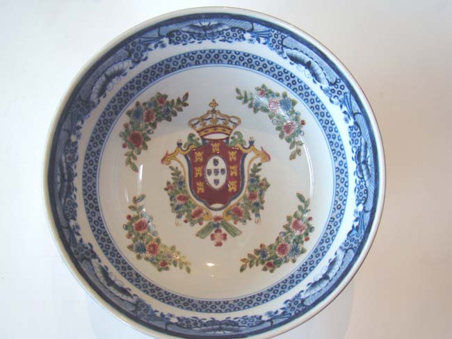 A beautiful Chinese Export Armorial bowl made by Samson circa 1880 — image 2