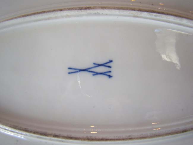 An exceptionally fine and rare “Gilt“ blue onion fish platter by Meissen circa 1860 — image 2