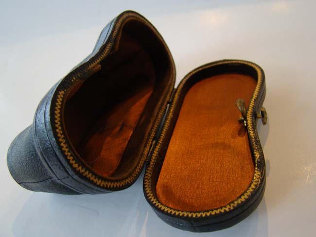 A very fine pair of mother-of-pearl mounted gilt brass opera glasses by Le Maire of Paris circa 1890 — image 2