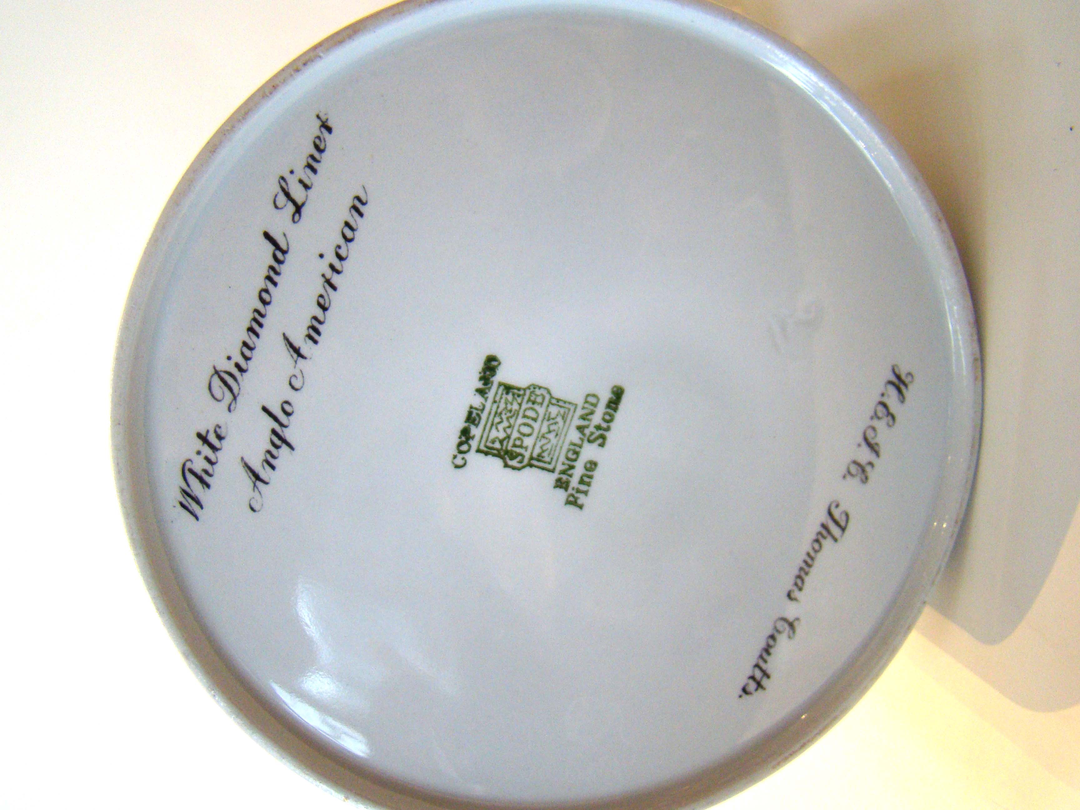 A fine vintage Copeland Spode Chinese Export 'style' Trade Winds pattern three piece coffee set — image 4