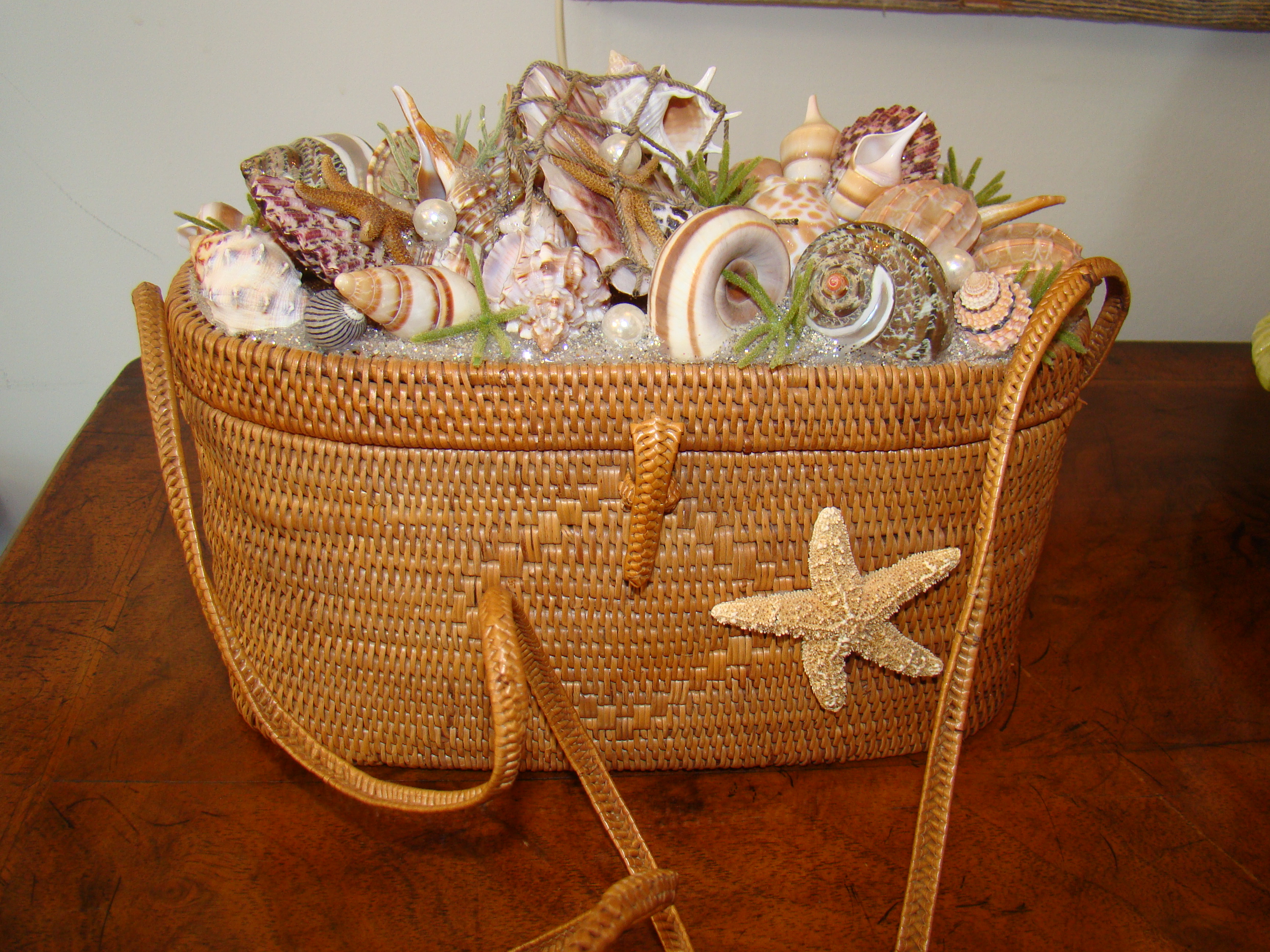 A fine hand woven "Nantucket style" sea shell adorned ladies handbag with shoulder strap