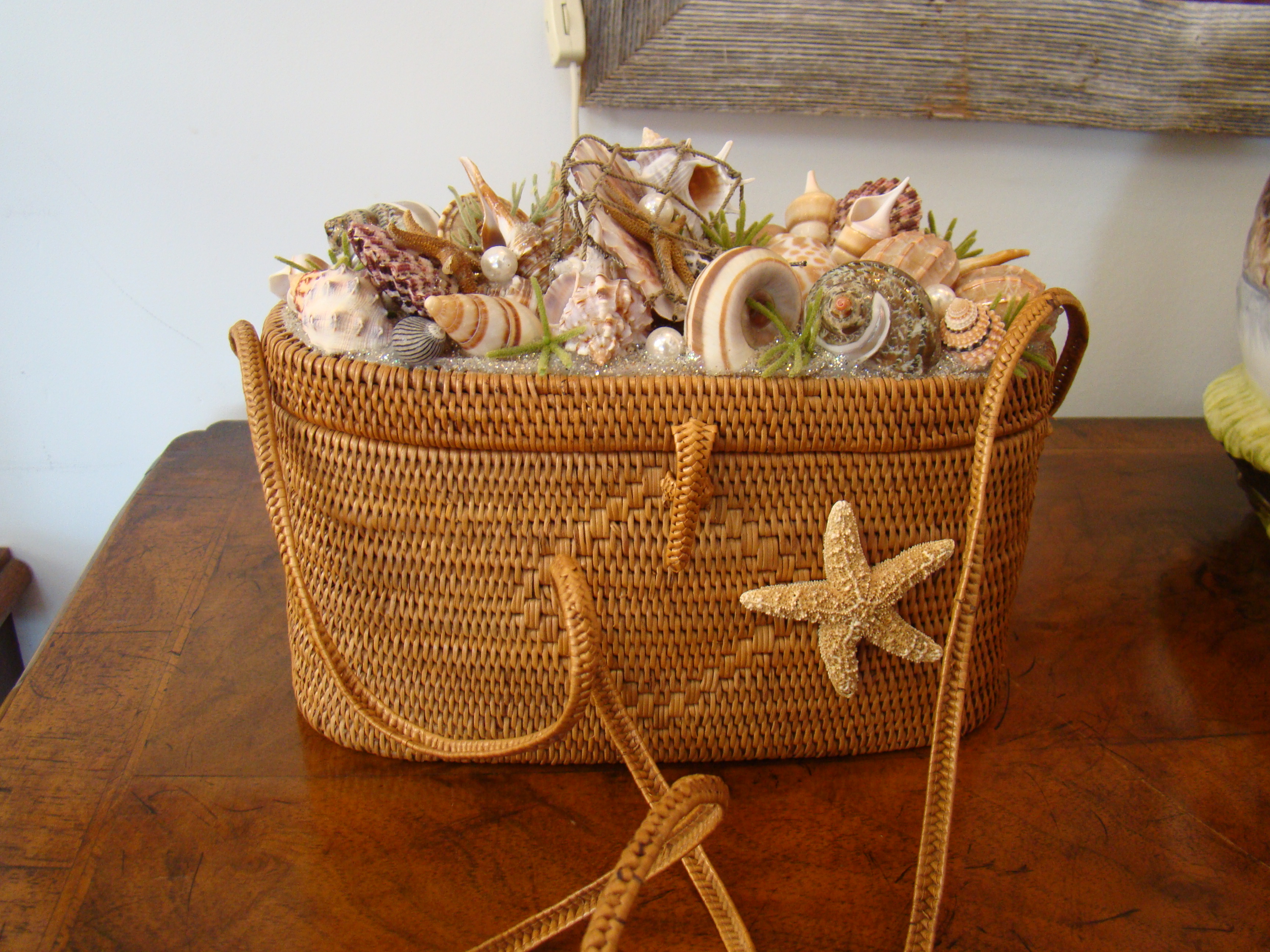 A fine hand woven "Nantucket style" sea shell adorned ladies handbag with shoulder strap — image 2