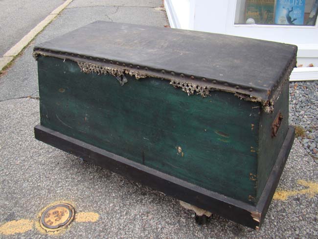 A 19th century Sailor's Sea Chest with fabulous painted interior — image 2