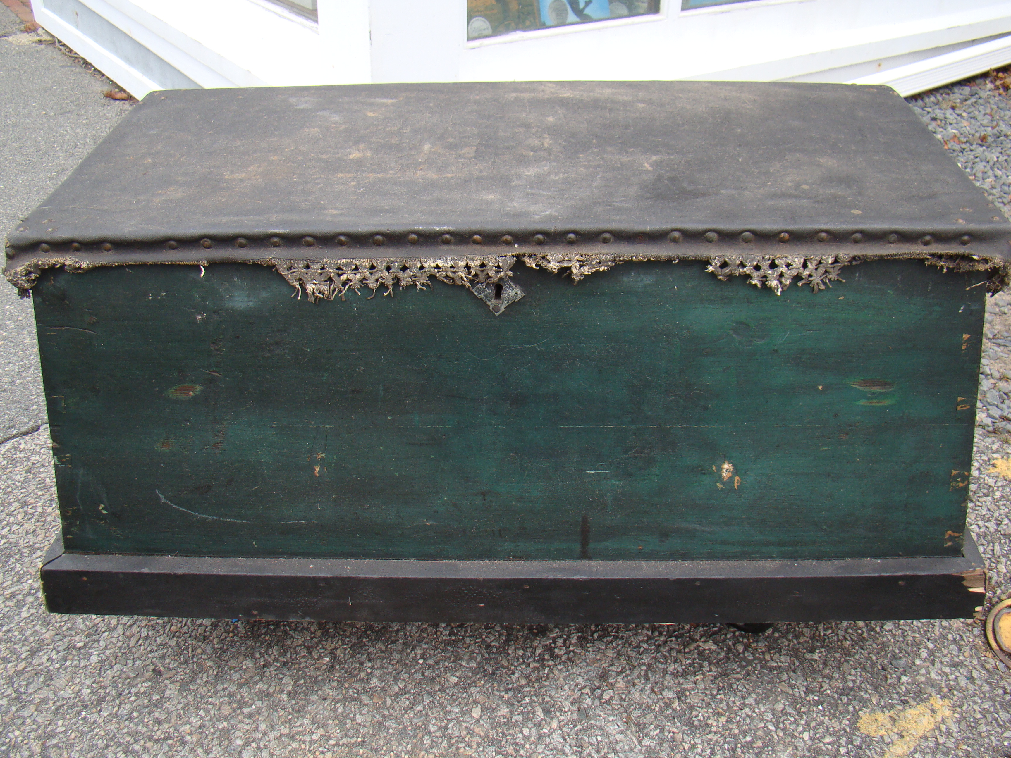 A 19th century Sailor's Sea Chest with fabulous painted interior — image 3