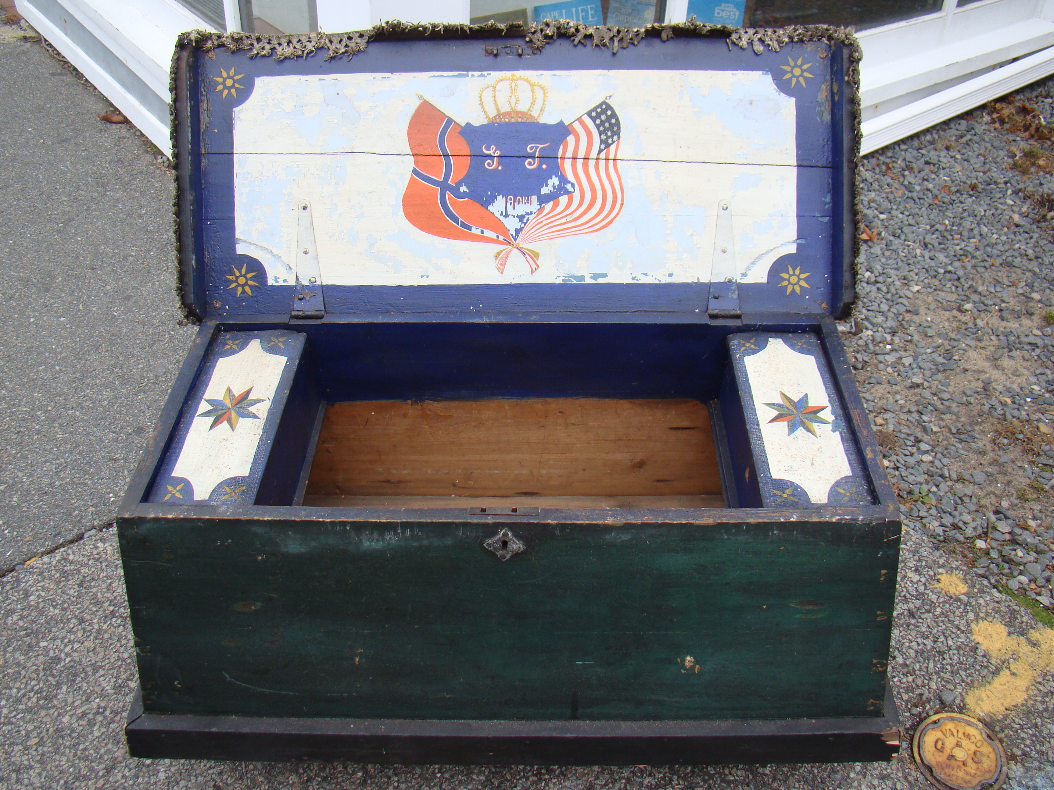 A 19th century Sailor's Sea Chest with fabulous painted interior — image 4
