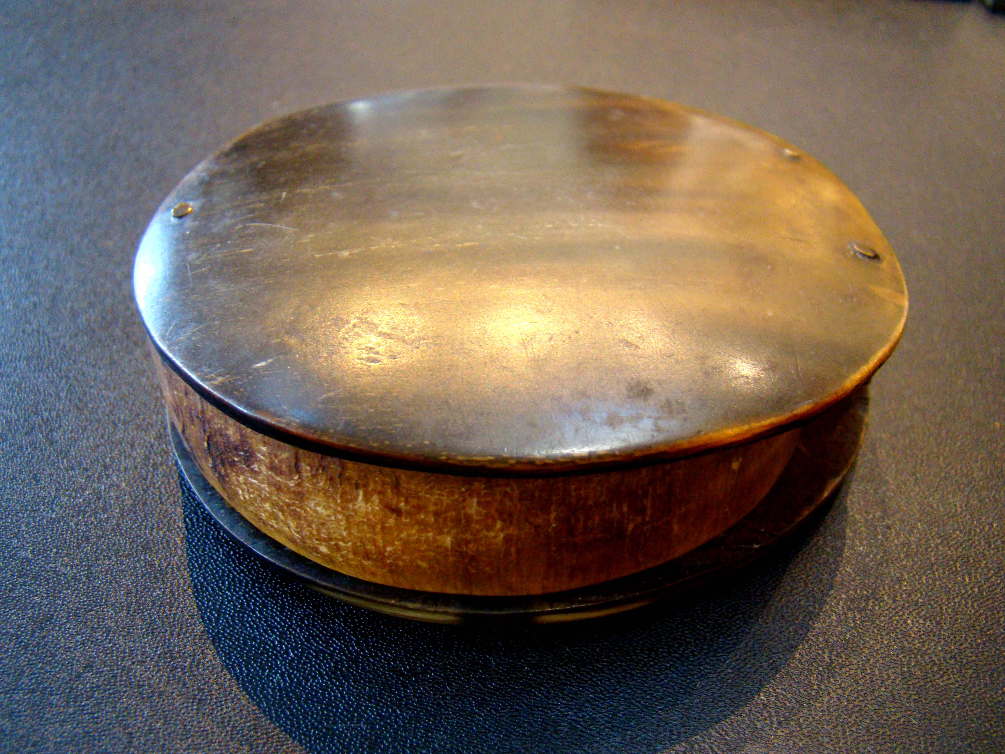 An early 18th century horn mounted magnifying glass circa 1720 — image 2