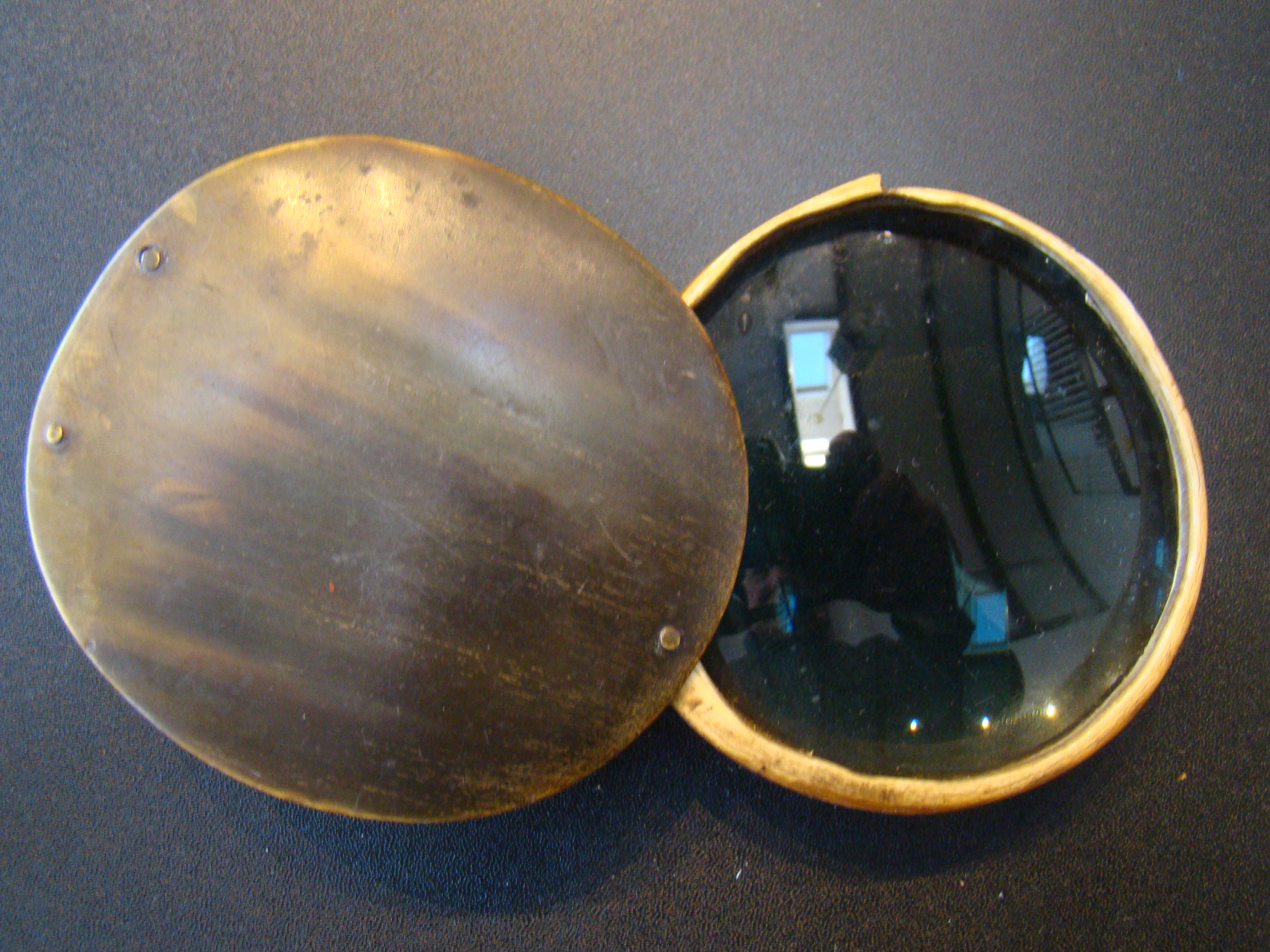 An early 18th century horn mounted magnifying glass circa 1720 — image 3