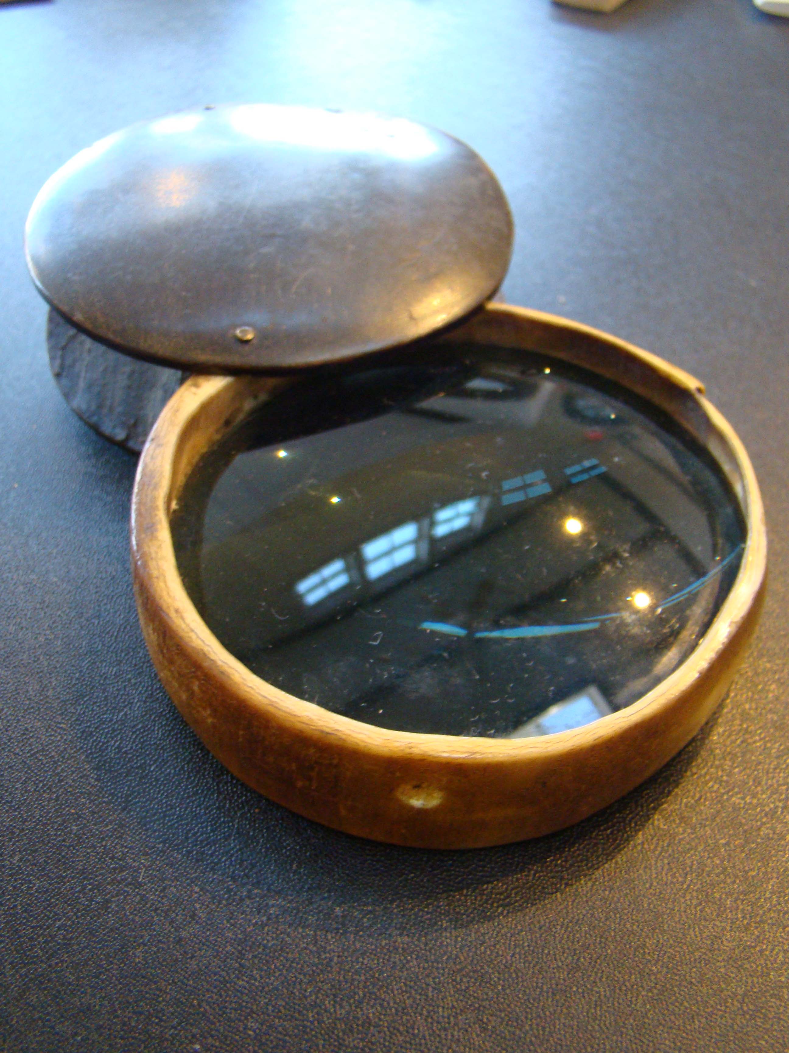 An early 18th century horn mounted magnifying glass circa 1720 — image 4