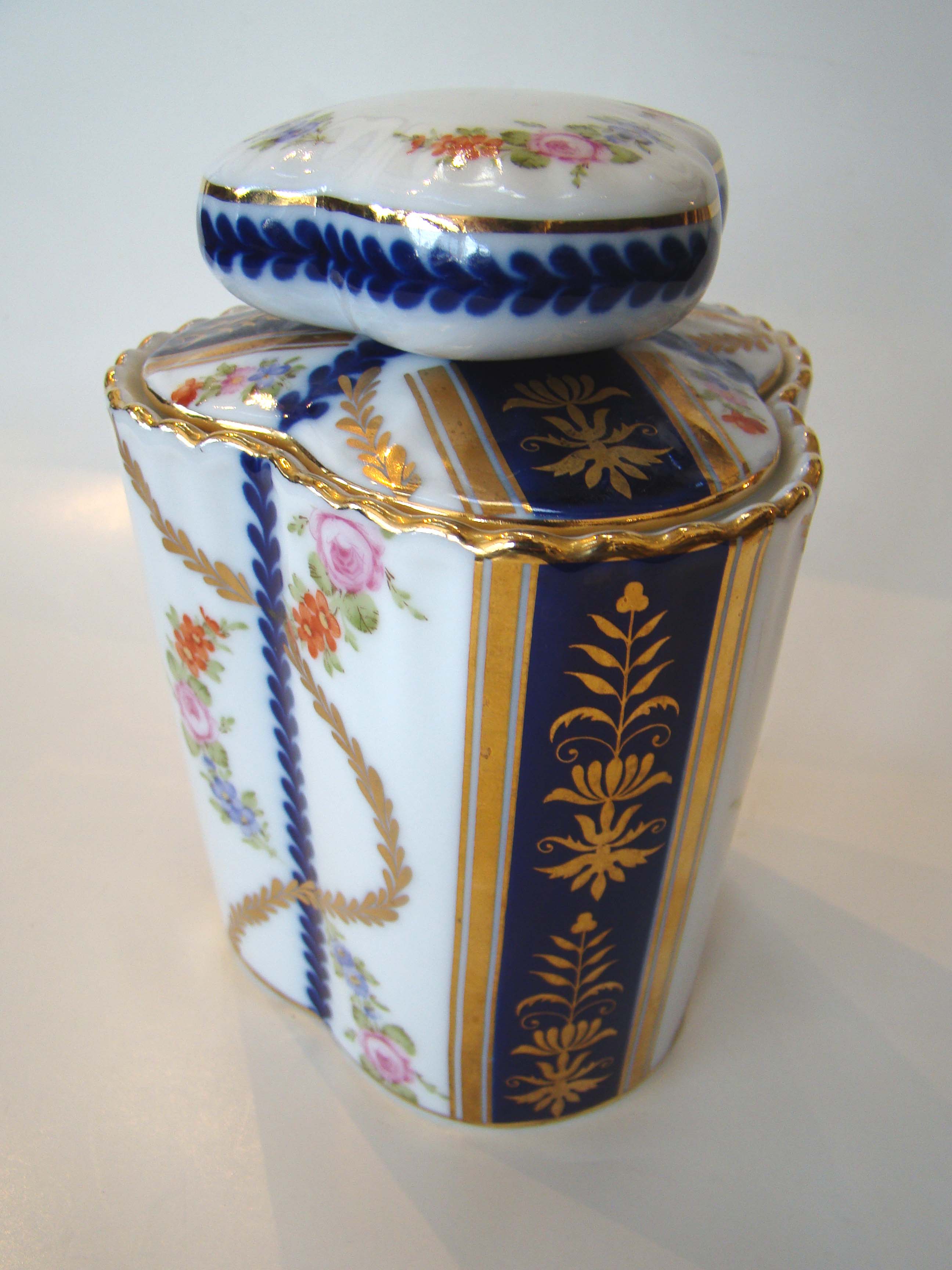 A beautiful English Staffordshire covered jar circa 1900-1920
