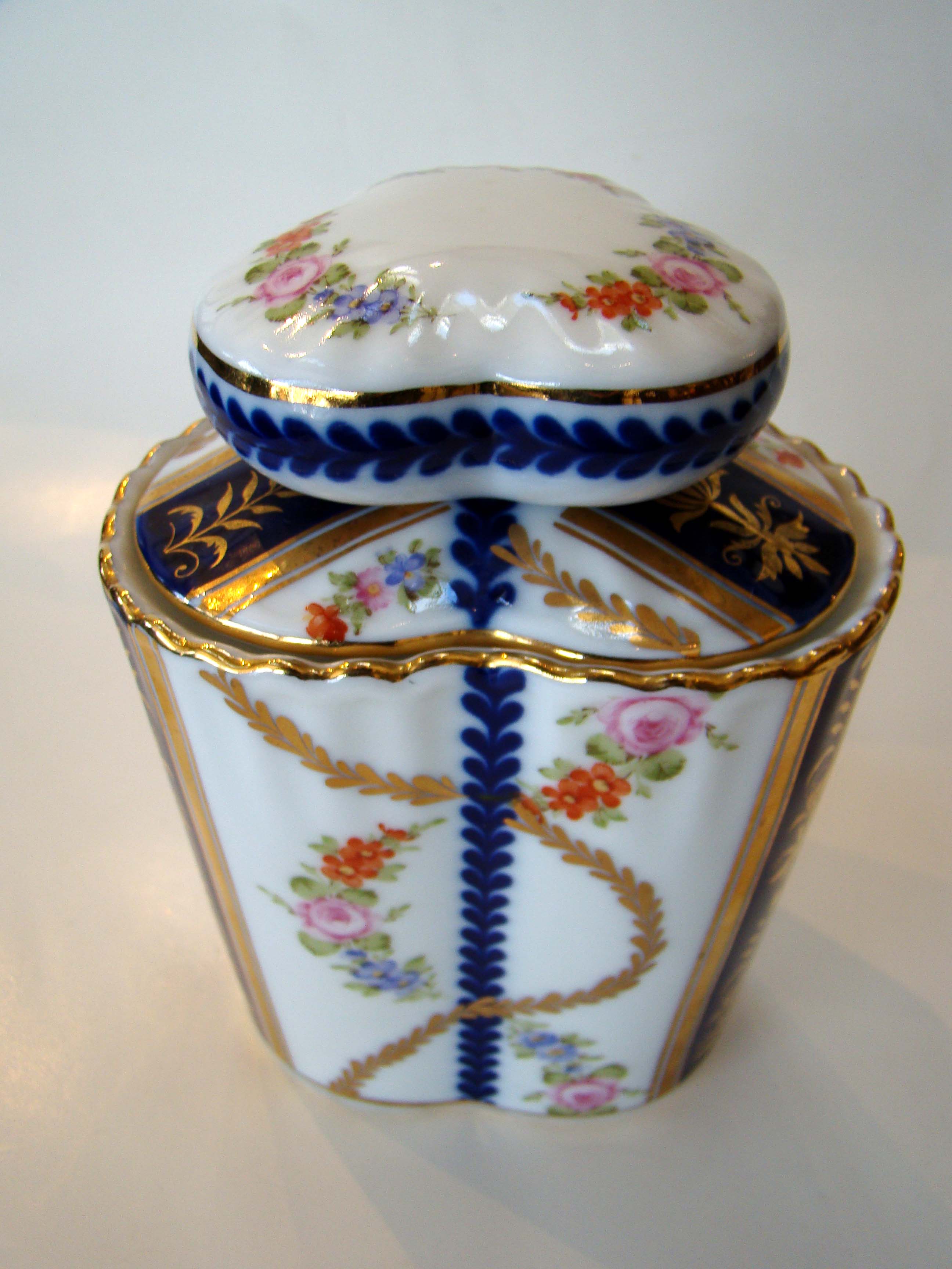 A beautiful English Staffordshire covered jar circa 1900-1920 — image 2