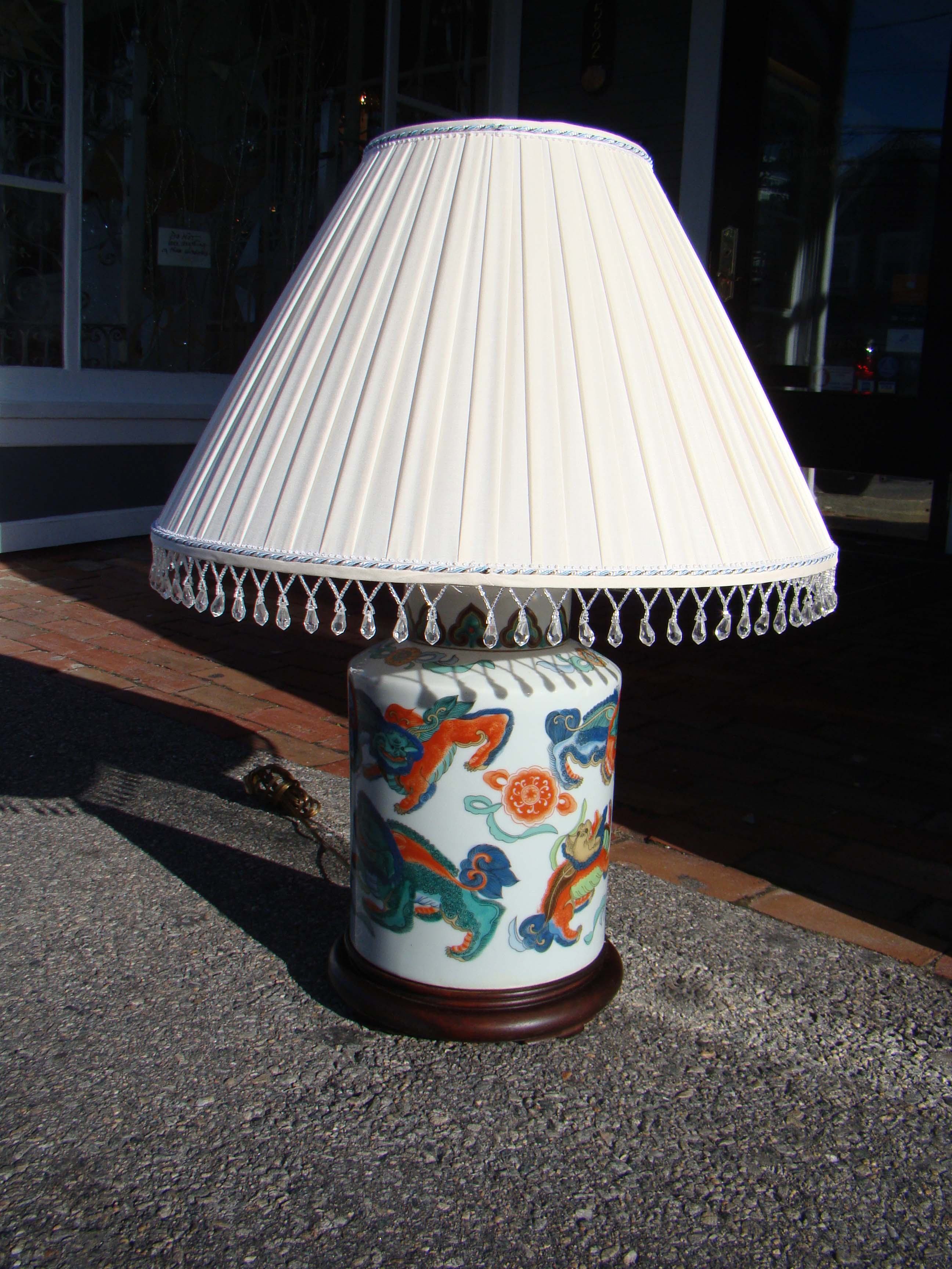An extremely attractive Chinese "foo dog" pattern lamp with gorgeous shade — image 2