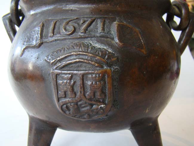A fine and RARE English bronze cooking pot dated 1671 having armorial crests — image 2