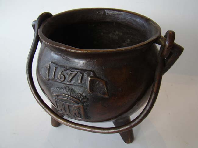 A fine and RARE English bronze cooking pot dated 1671 having armorial crests — image 3