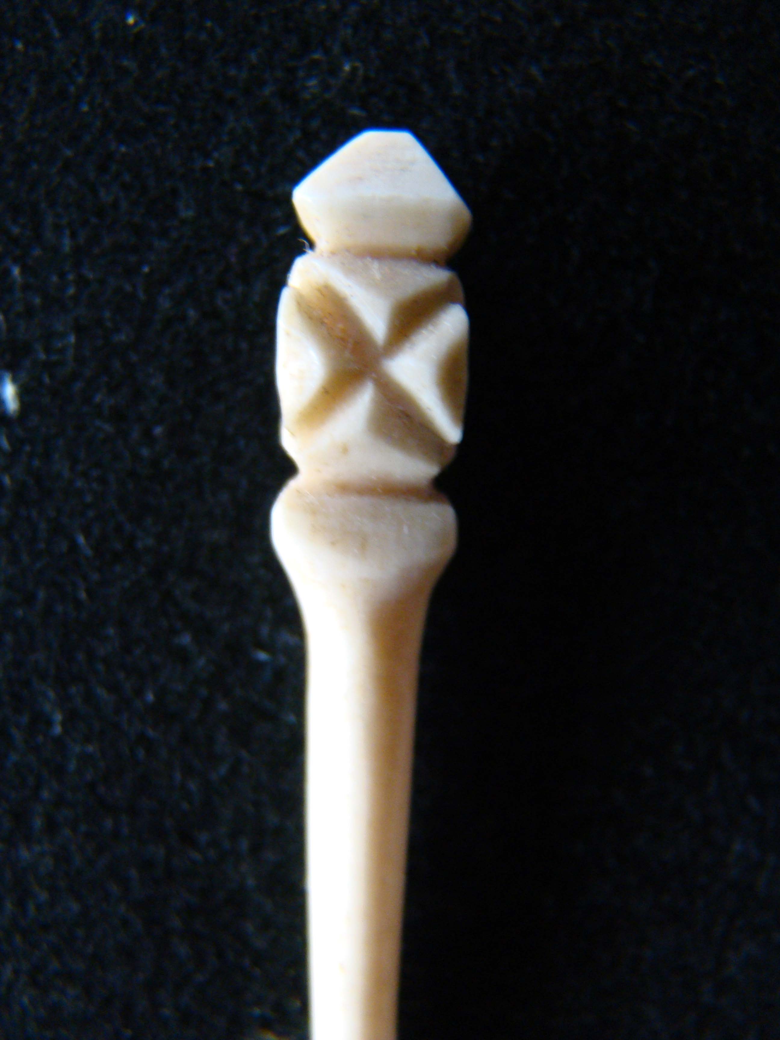 A fine group of four 19th century sailor-carved whale 'ivory' and whalebone bodkins circa 1830-1880 — image 3