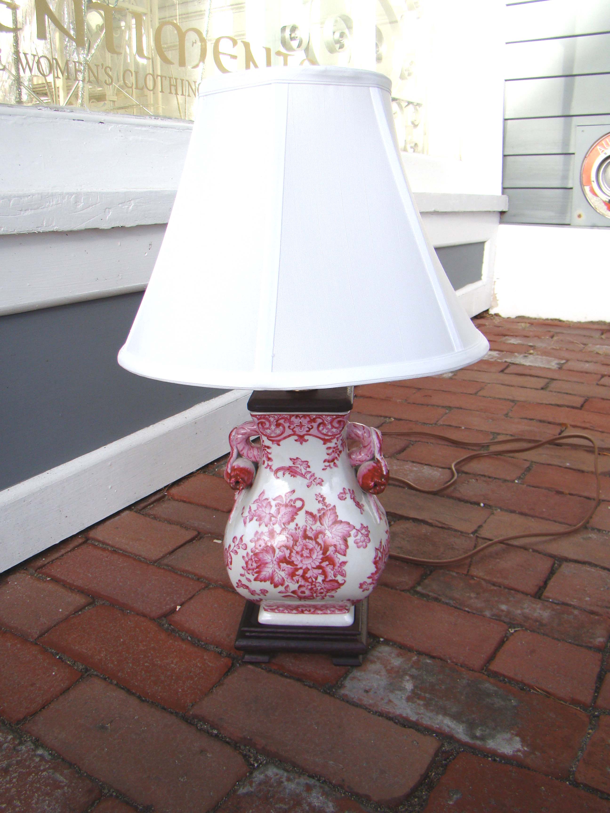 A gorgeous Chinese pomegranate pattern table lamp. — image 2