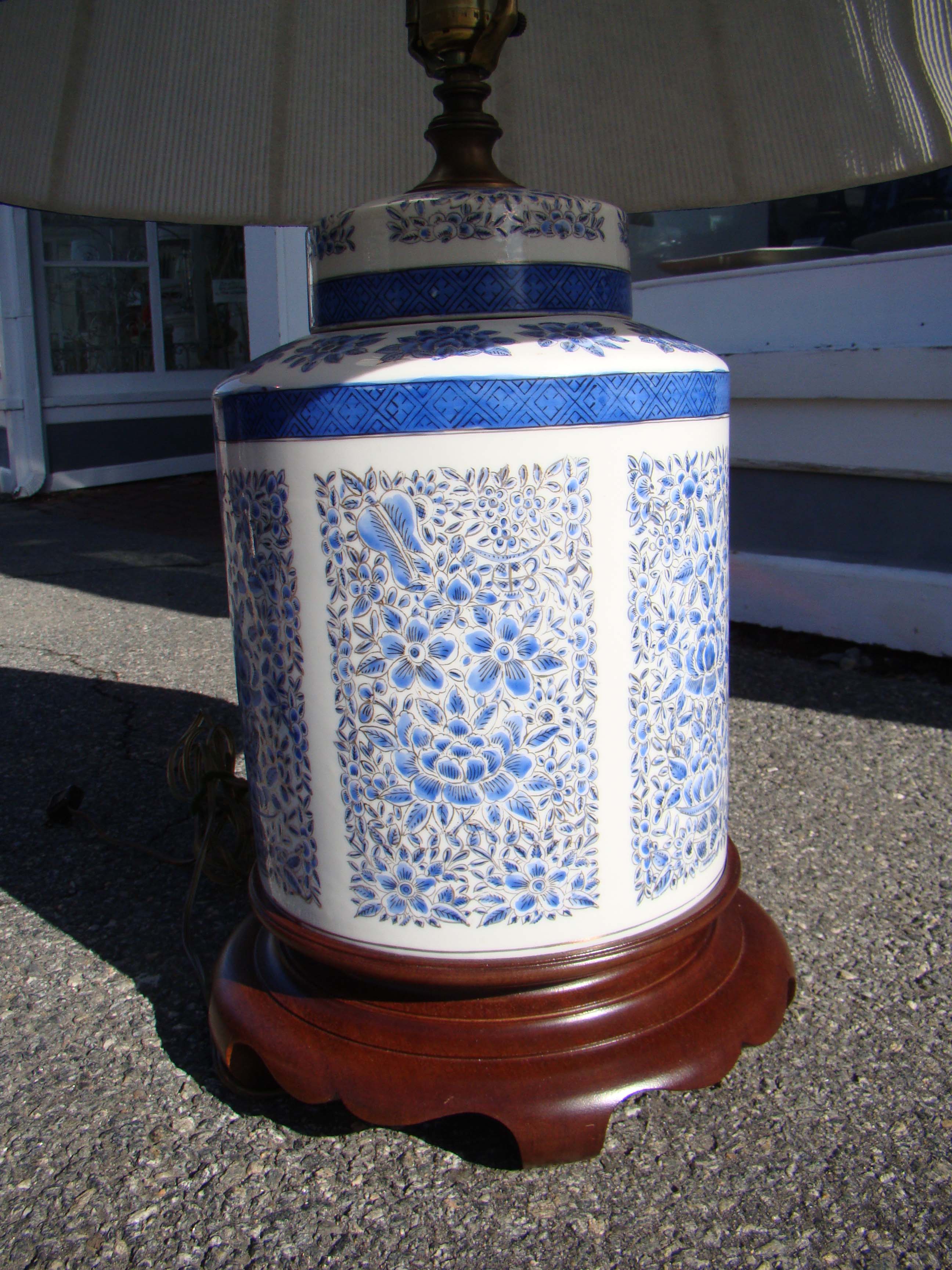 A beautiful vintage Chinese porcelain tea cannister lamp — image 2