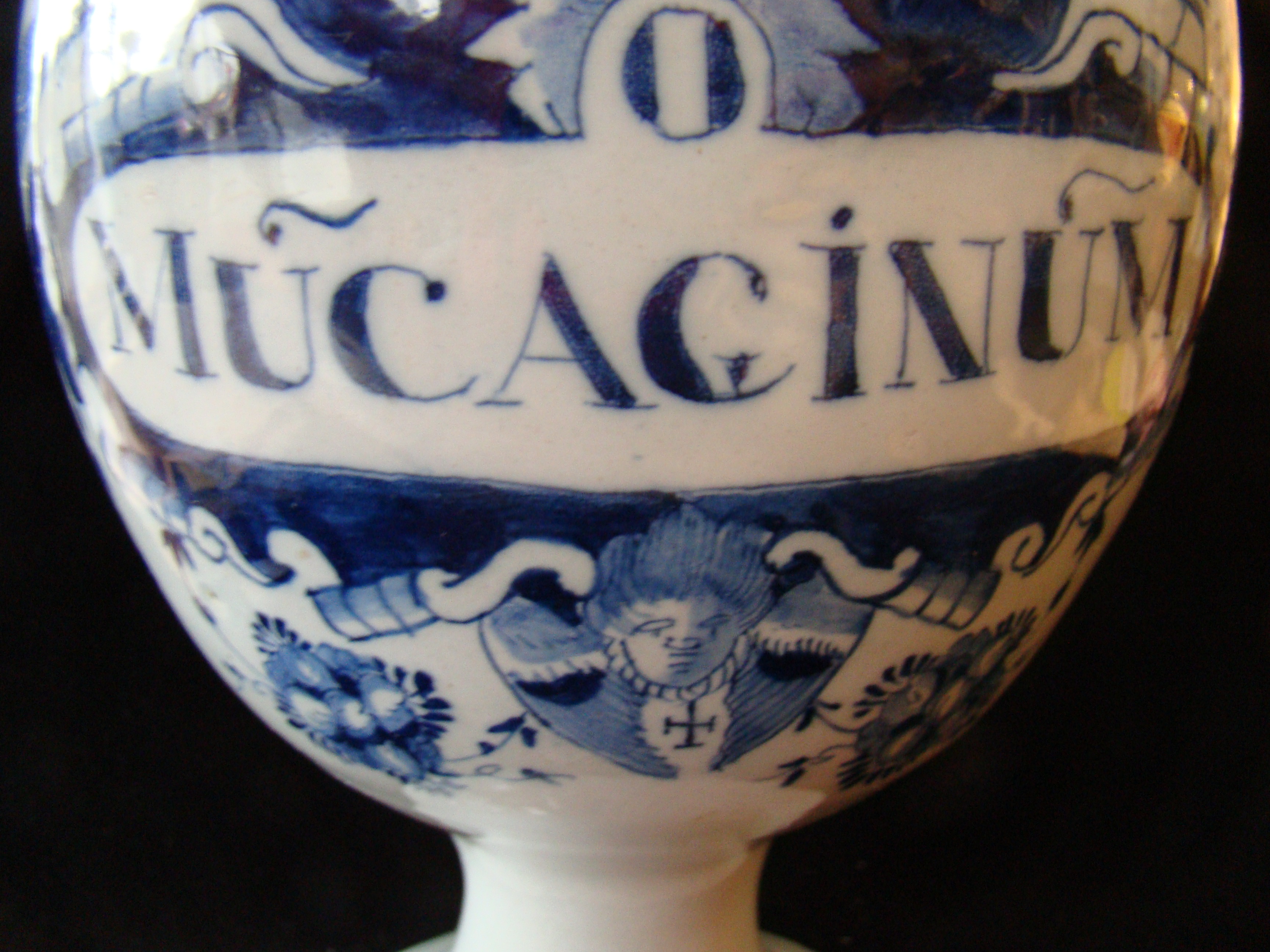 A fine and rare 18th century tin glazed Delft drug jar from the collections at Colonial Williamsburg — image 2