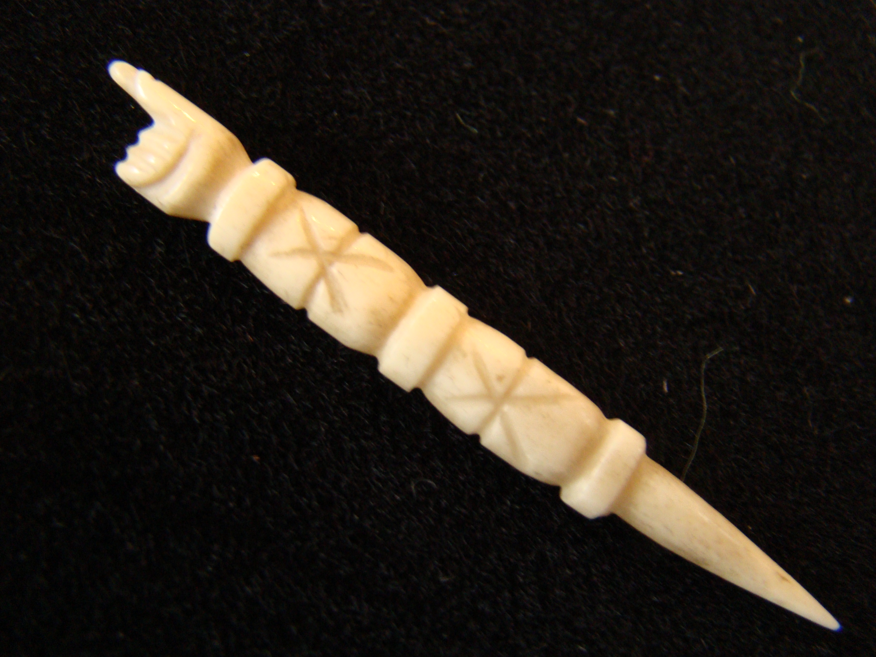 A fabulous group of four 19th century sailor made whalebone bodkins each having a hand or fist knob — image 3