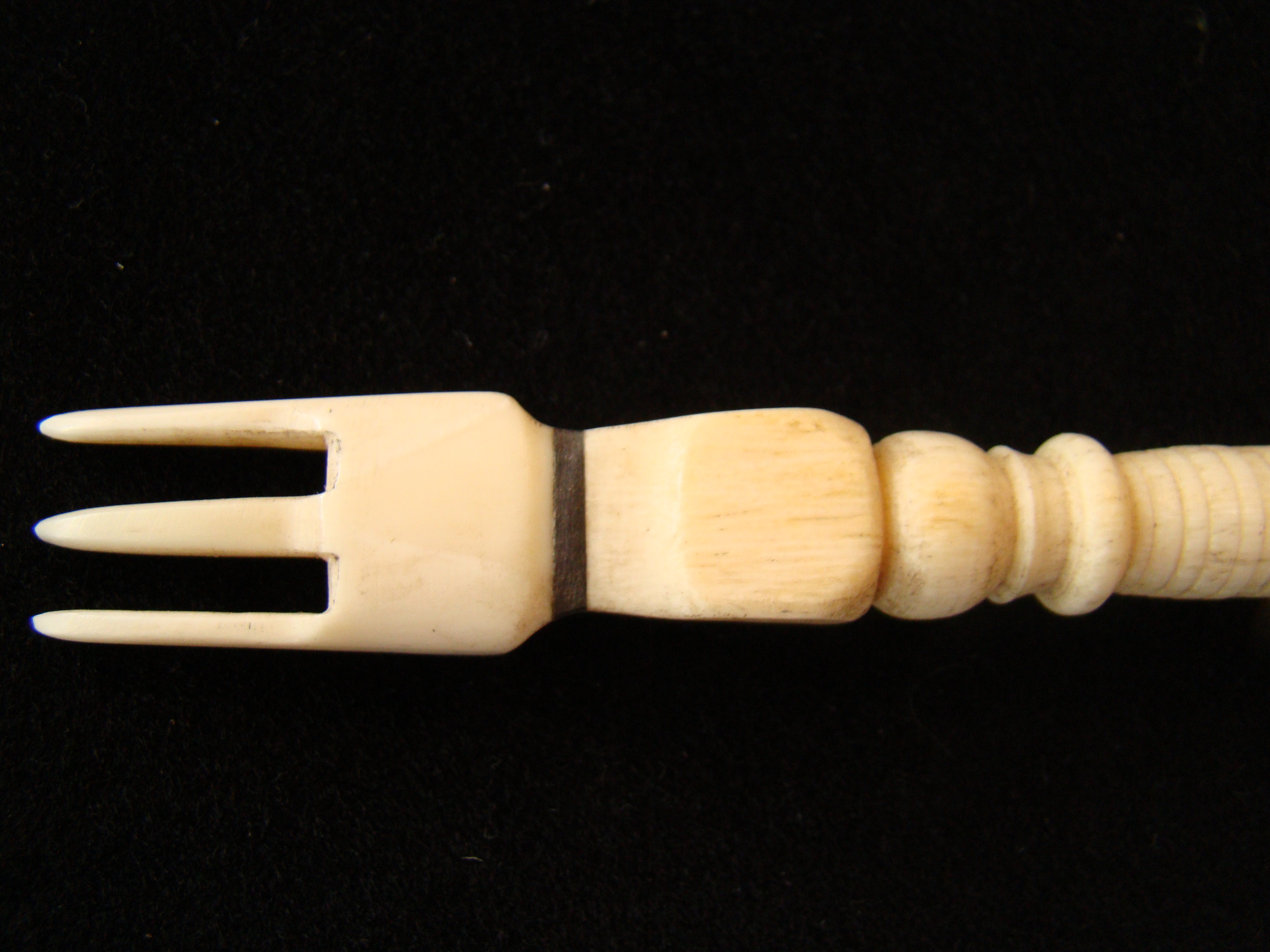 A 19th century sailor-made scrimshaw pie crimper with fork on the opposite end — image 3