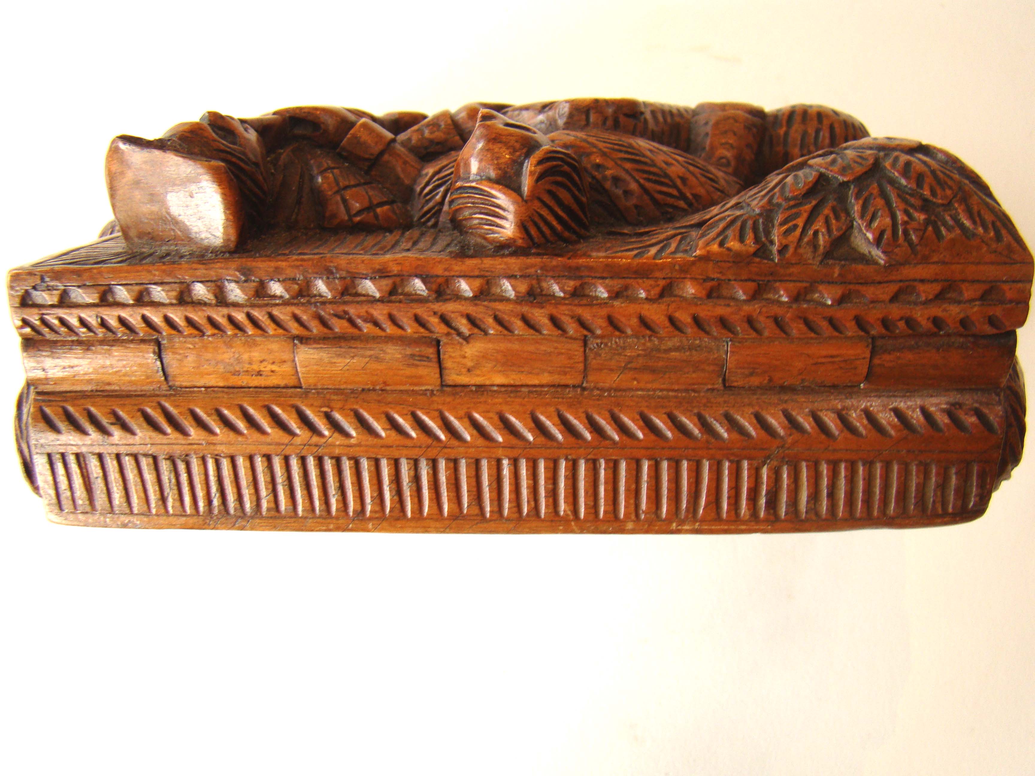 A fine early 19th century carved Scottish "Bobbie Burns" tobacco box circa 1796-1810 — image 4