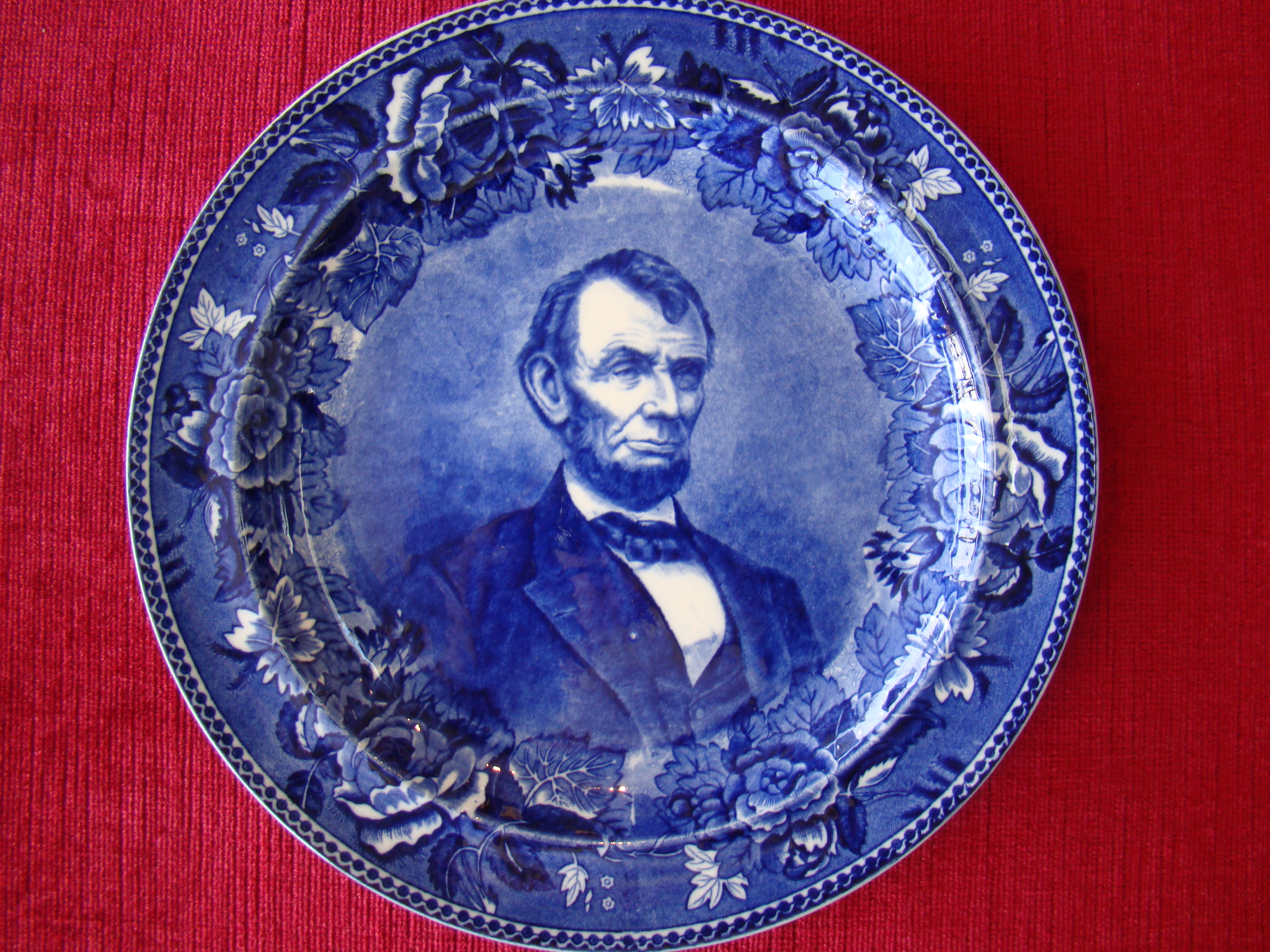 A fine vintage souvenir plate made by Wedgwood circa 1900 depicting Abraham Lincoln