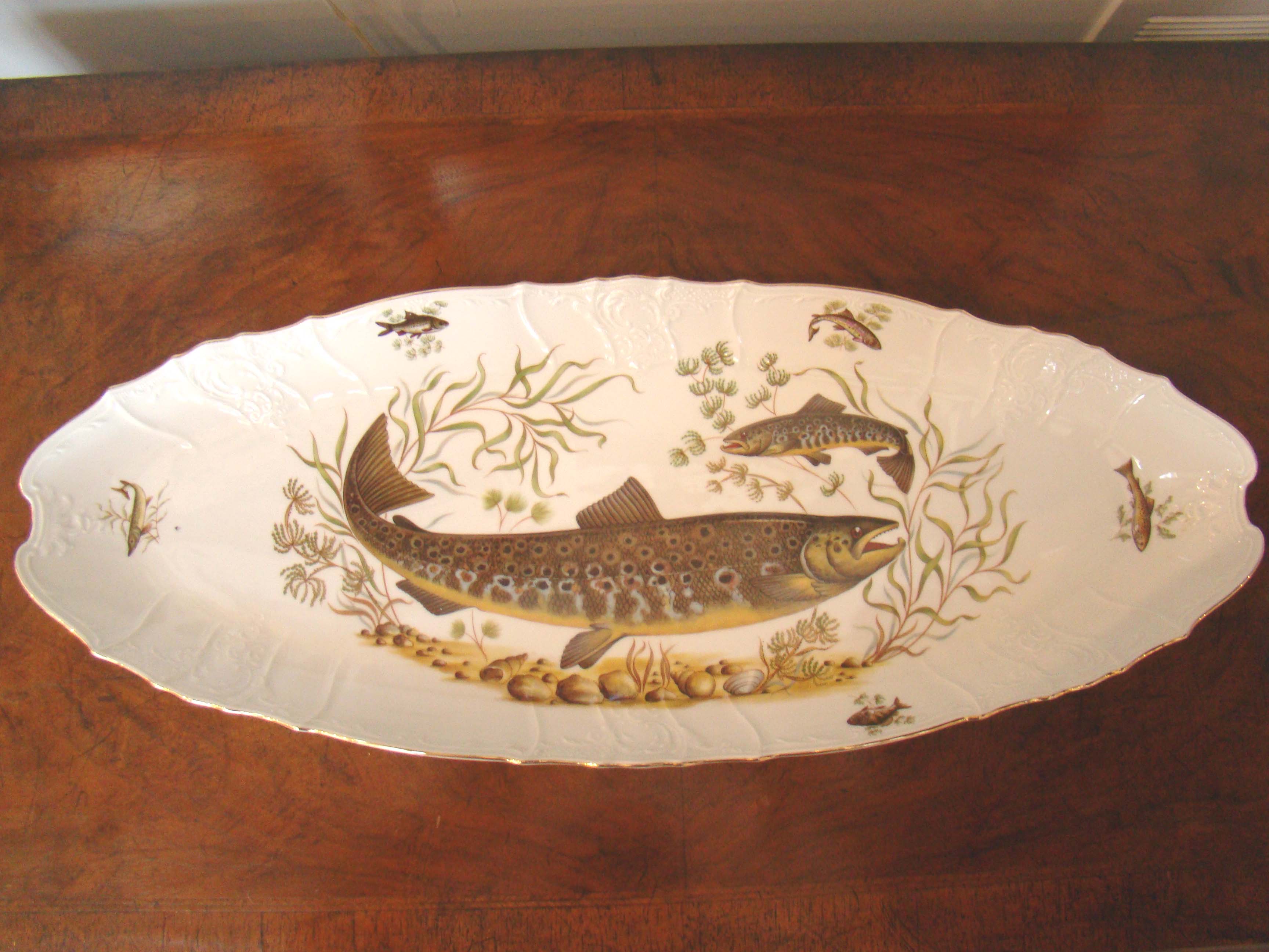 A fabulous hand painted fish serving platter signed "Bernadotte" — image 2