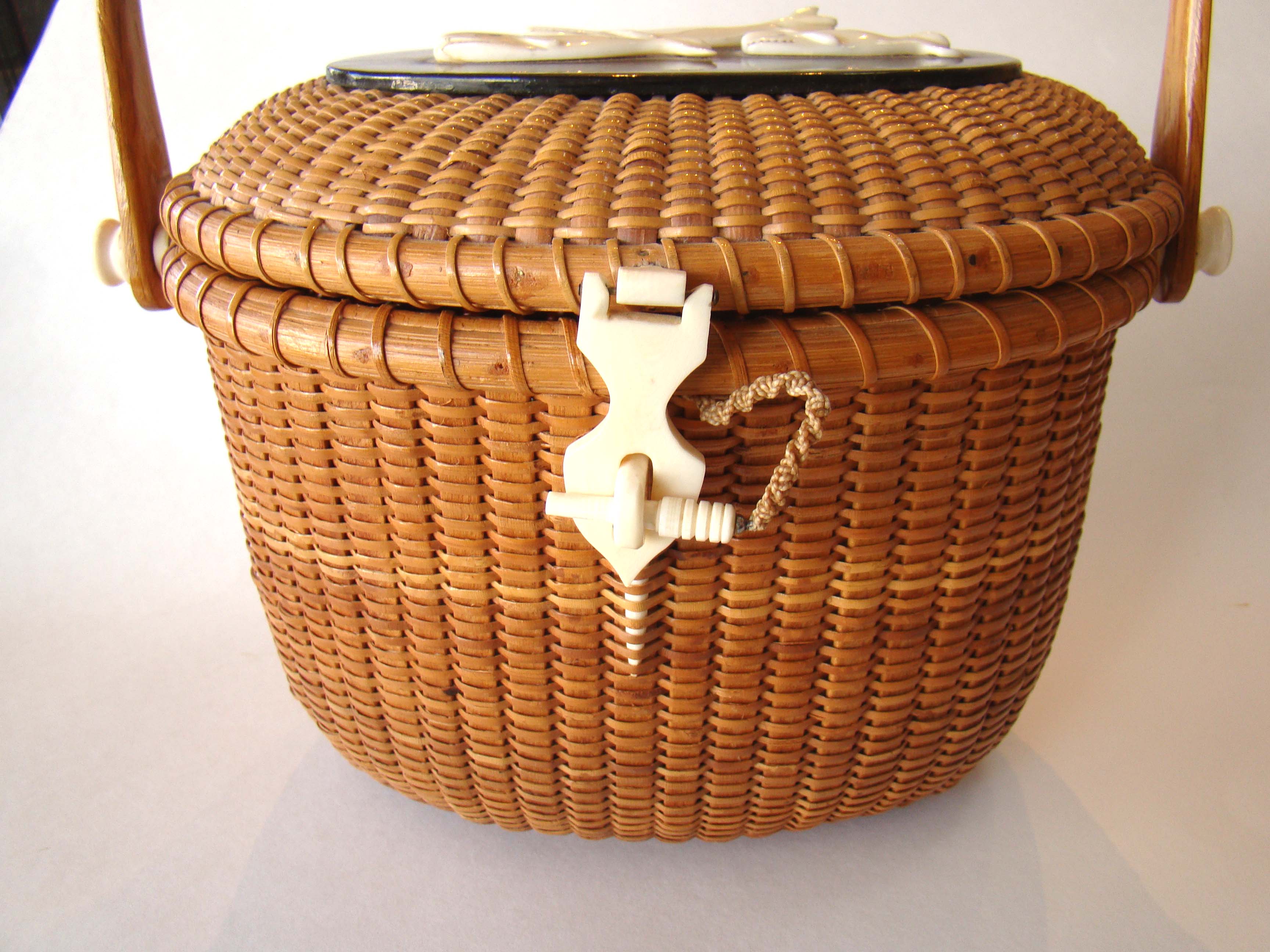 An exceptionally fine and important Nantucket covered basket purse made by the iconic basket maker Gladys Ellis circa 1970. — image 3