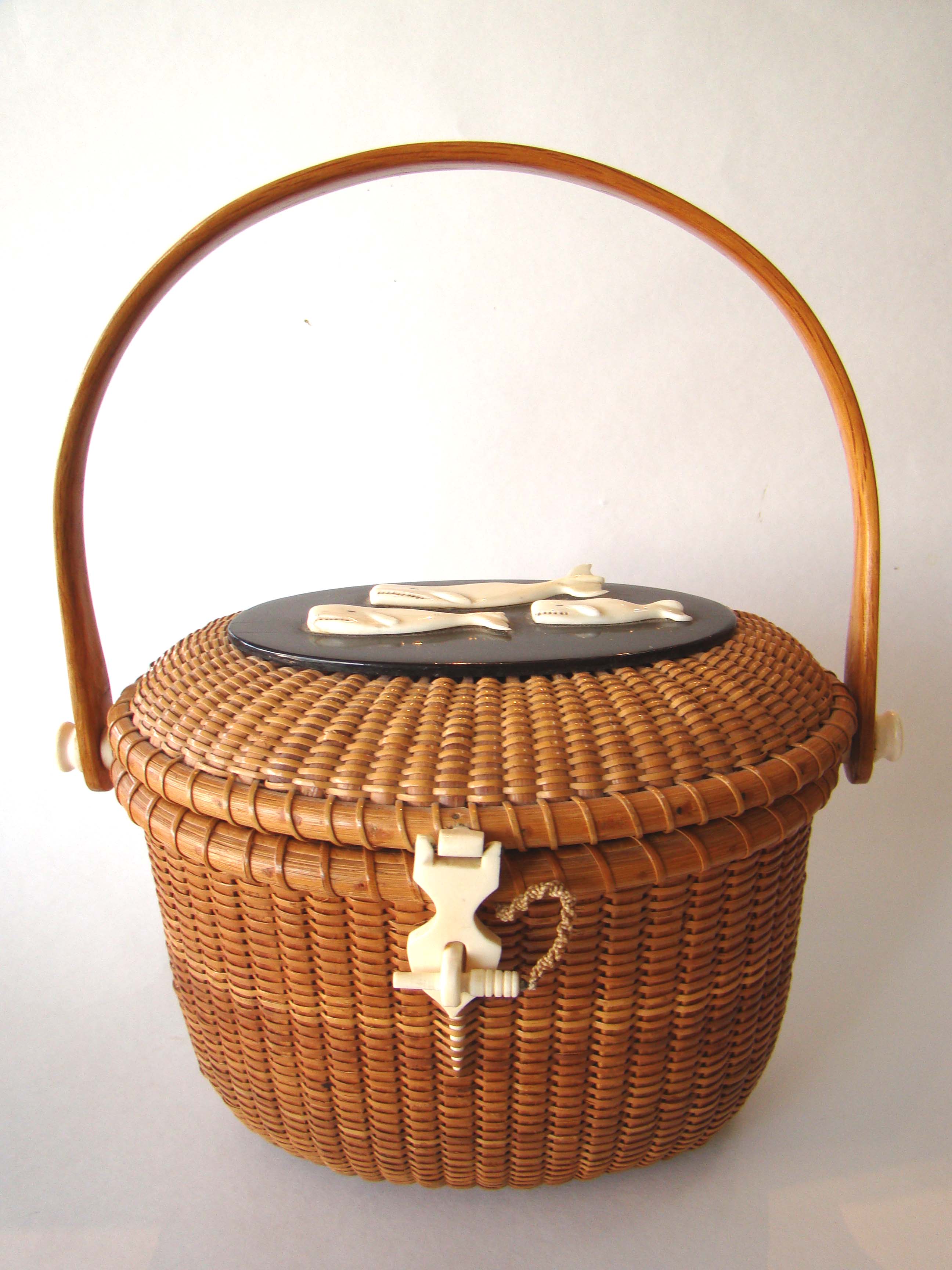 An exceptionally fine and important Nantucket covered basket purse made by the iconic basket maker Gladys Ellis circa 1970. — image 6