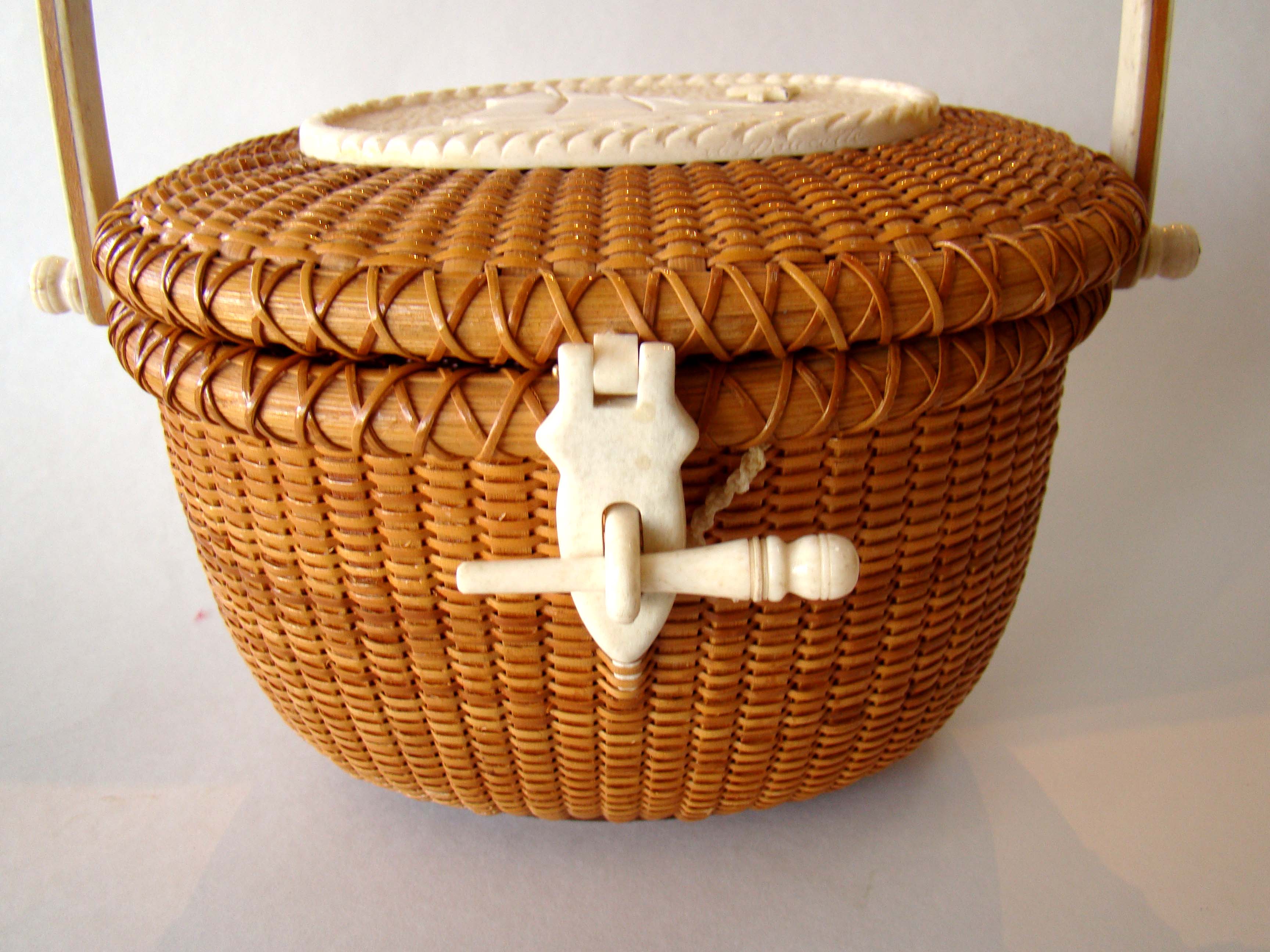 A beautiful and important Nantucket "Friendship" basket made by the iconic Gladys Ellis circa 1970 — image 3