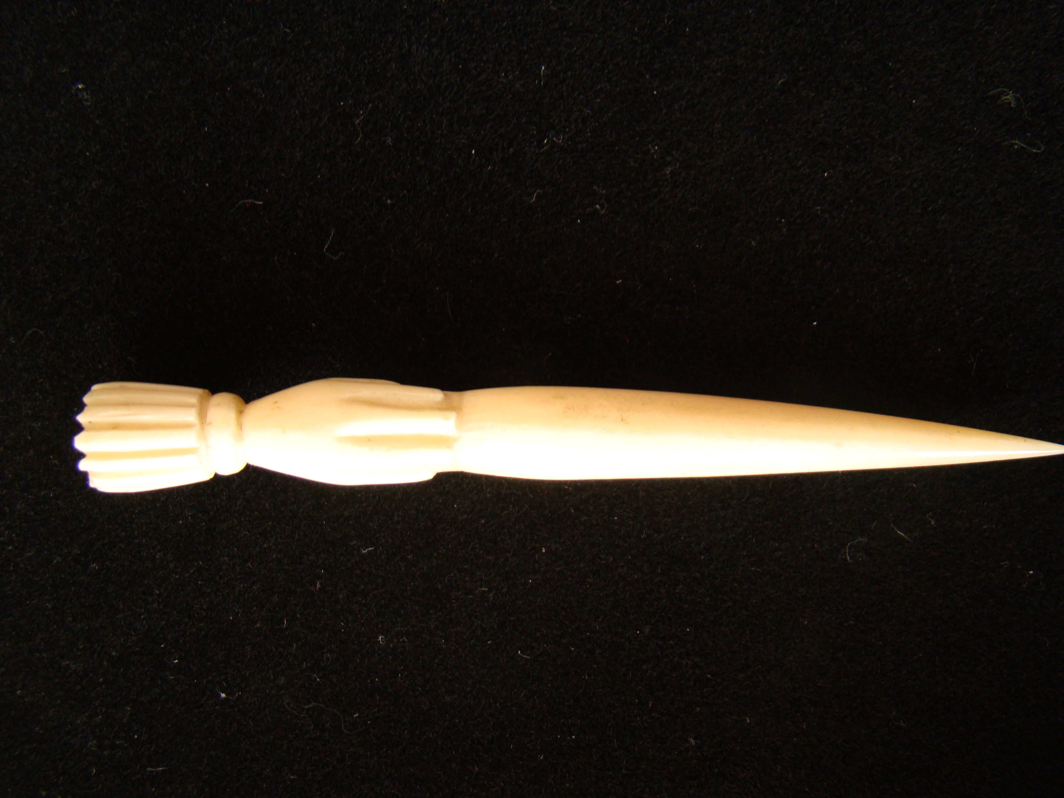 A highly RARE whale ivory bodkin depicting a hand holding a bodkin or fid circa 1850 — image 2