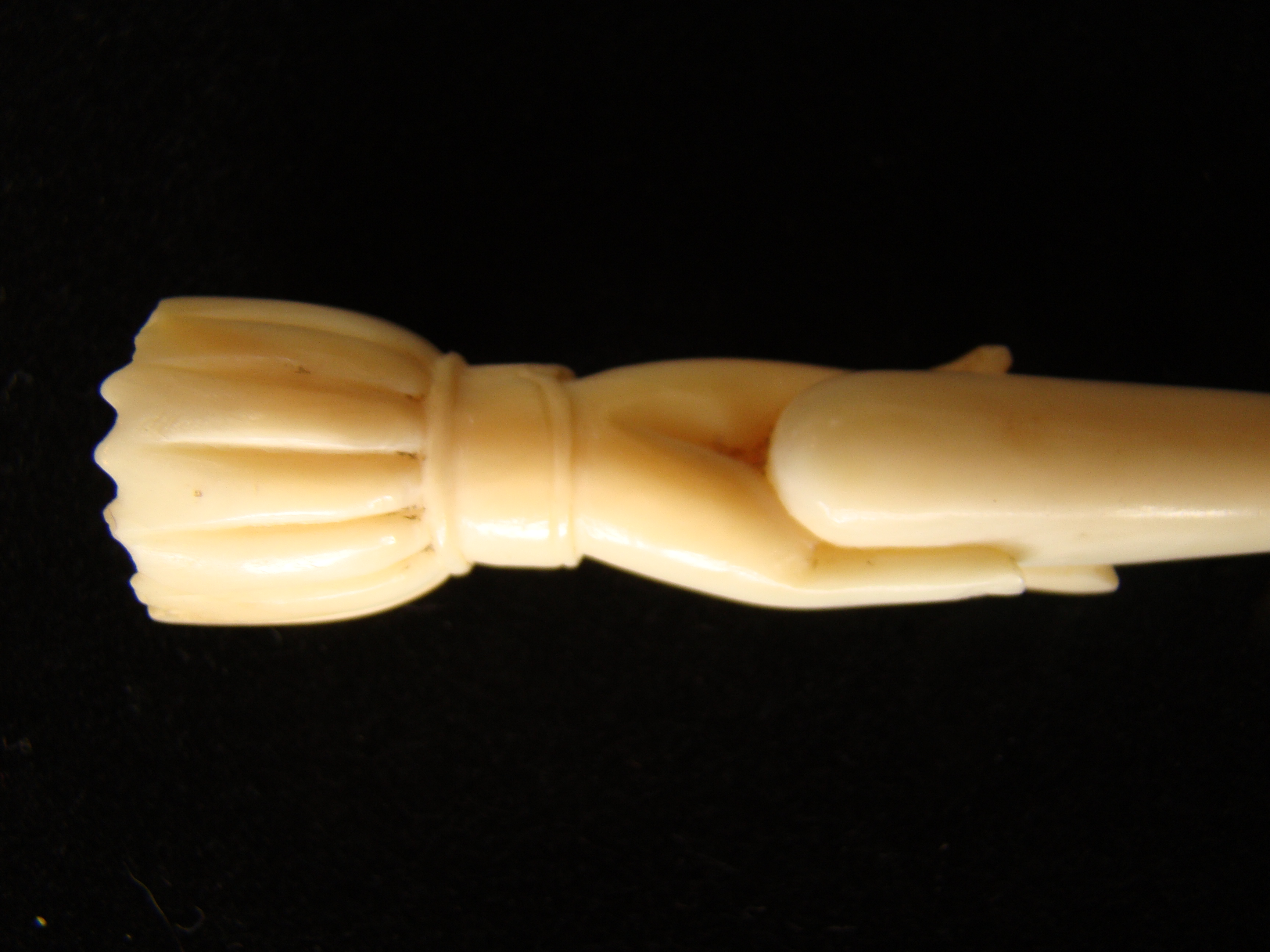 A fine and rare whale ivory bodkin  in the form of a hand holding a fid or bodkin circa 1850 — image 3