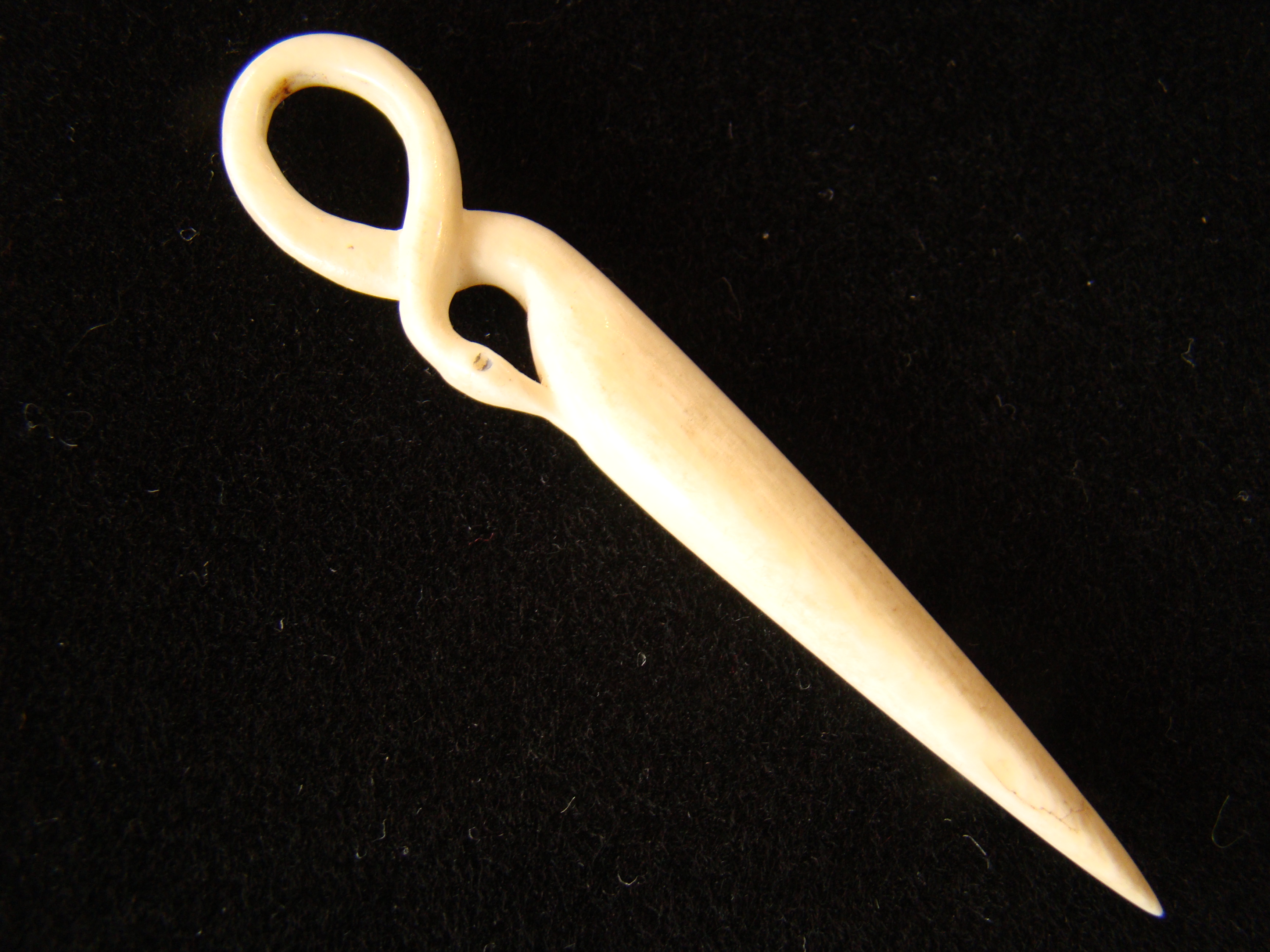 A fine whale ivory bodkin in the form of a coiled serpent circa 1850 — image 2