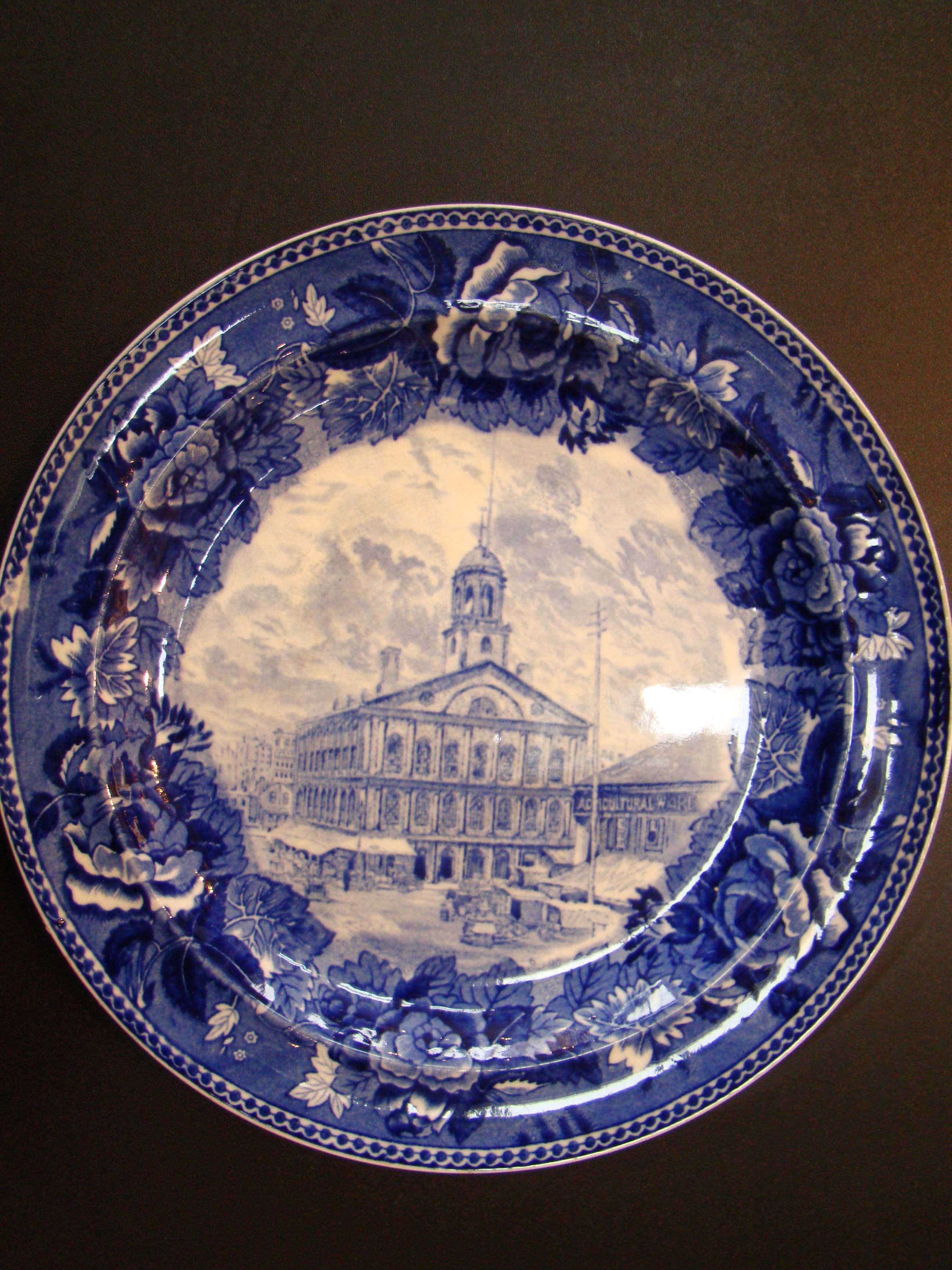 A fine Wegwood souvenir plate made in 1899 depicting Faneuil Hall in Boston