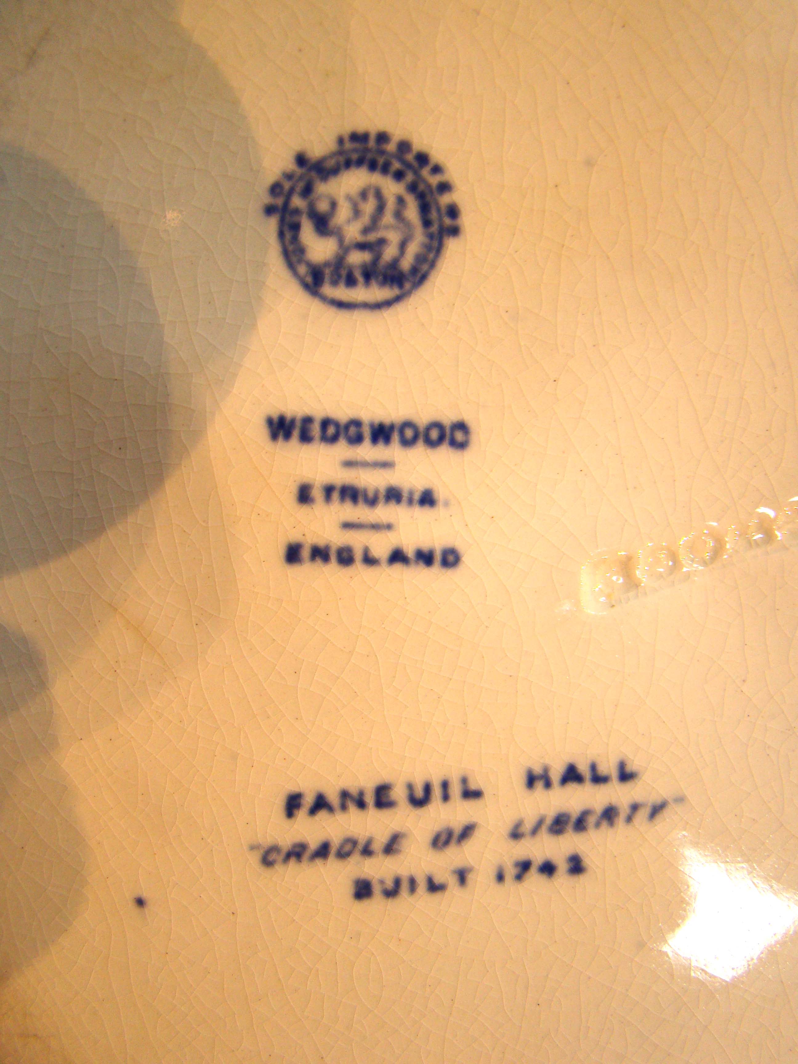 A fine Wegwood souvenir plate made in 1899 depicting Faneuil Hall in Boston — image 2