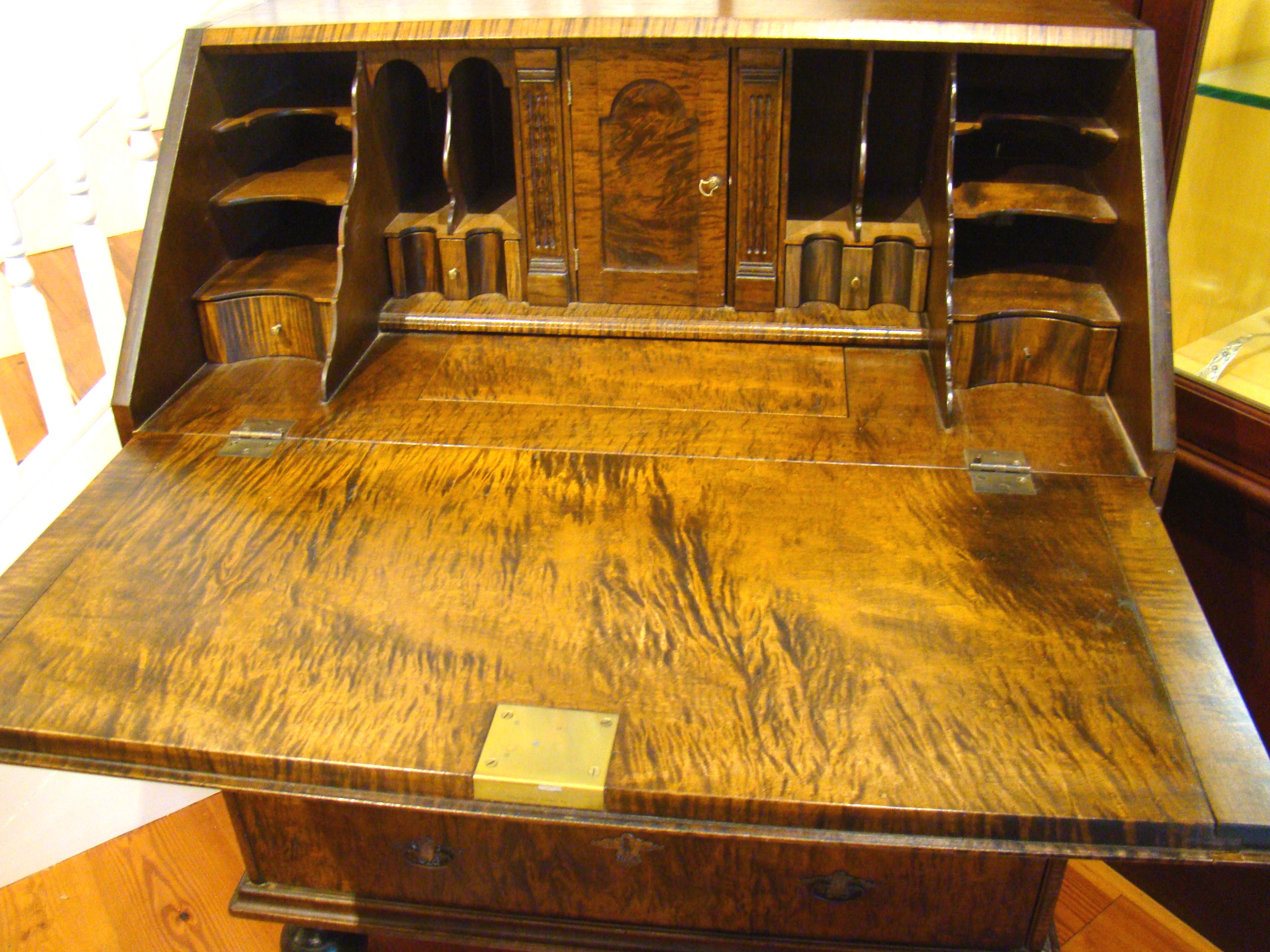 An exceptionally fine contemporary William & Mary style tiger maple slant lid desk — image 2