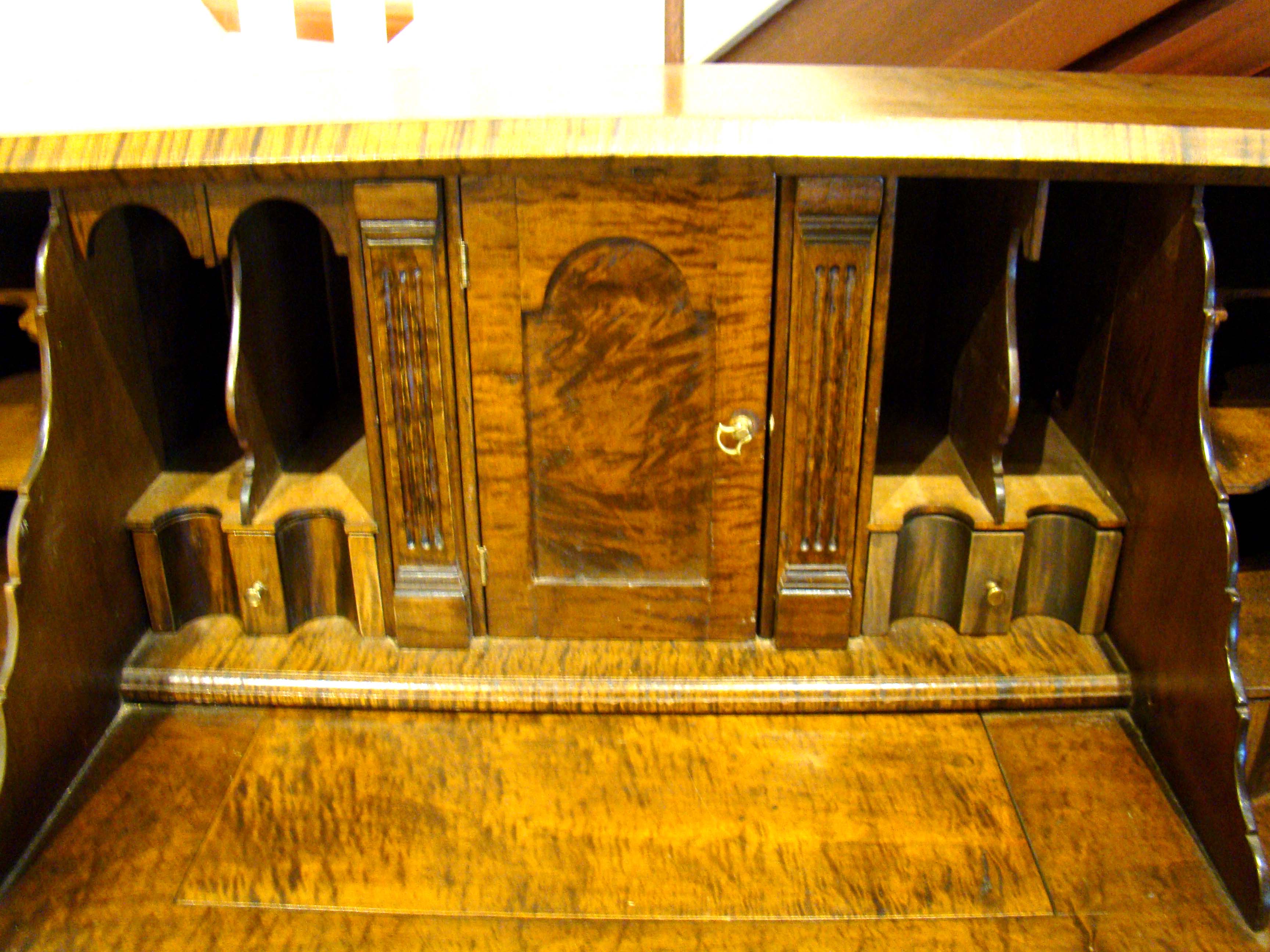 An exceptionally fine contemporary William & Mary style tiger maple slant lid desk — image 3