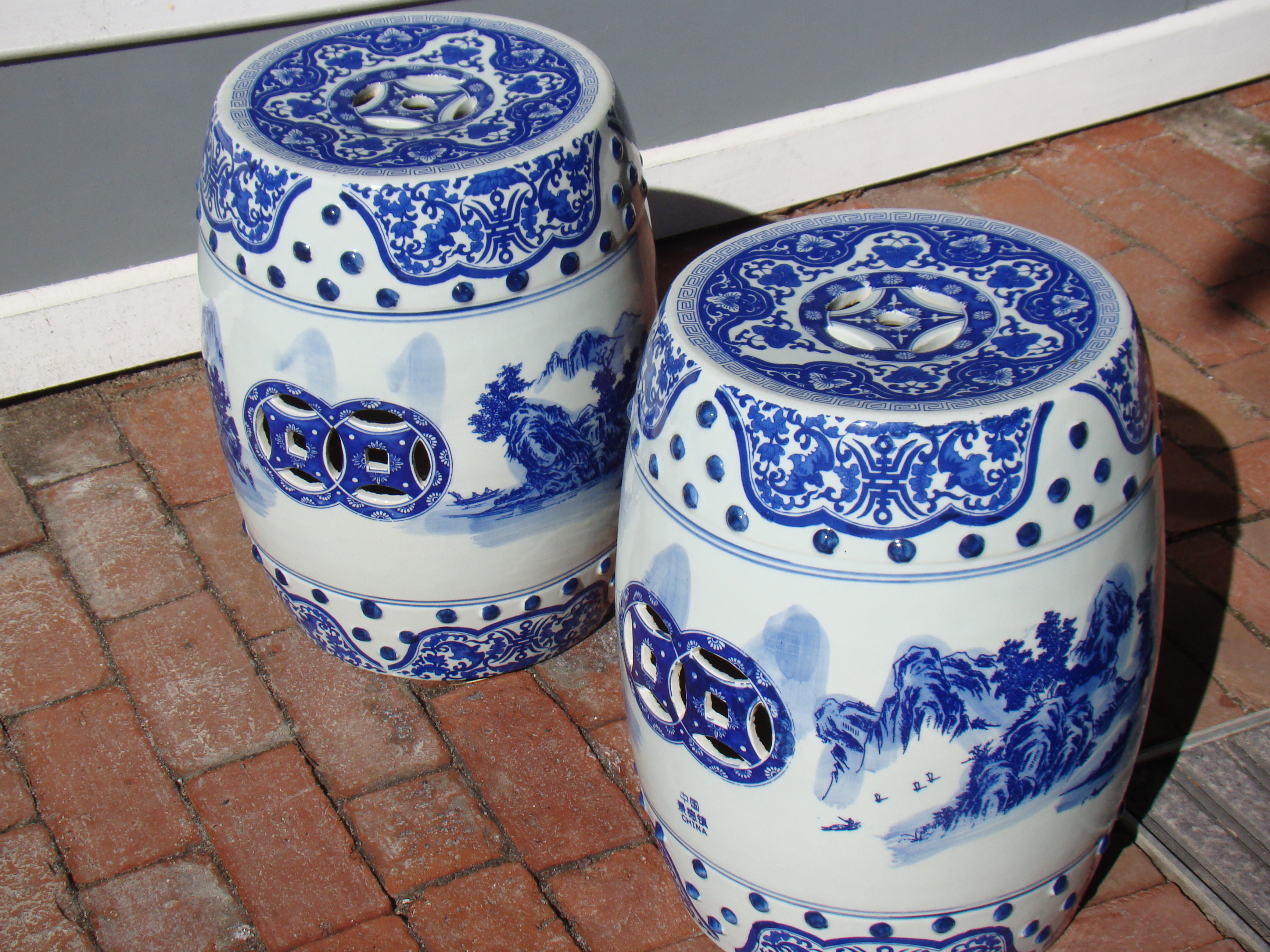 An attractive pair of Chinese porcelain garden seats. — image 2
