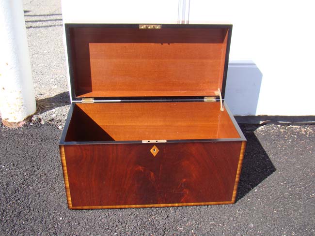 A stunning 19th century 'style' mahogany storage box — image 4