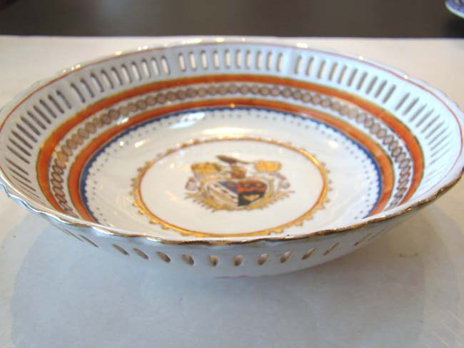 A fine early 19th century Chinese Export Armorial reticulated bowl — image 3