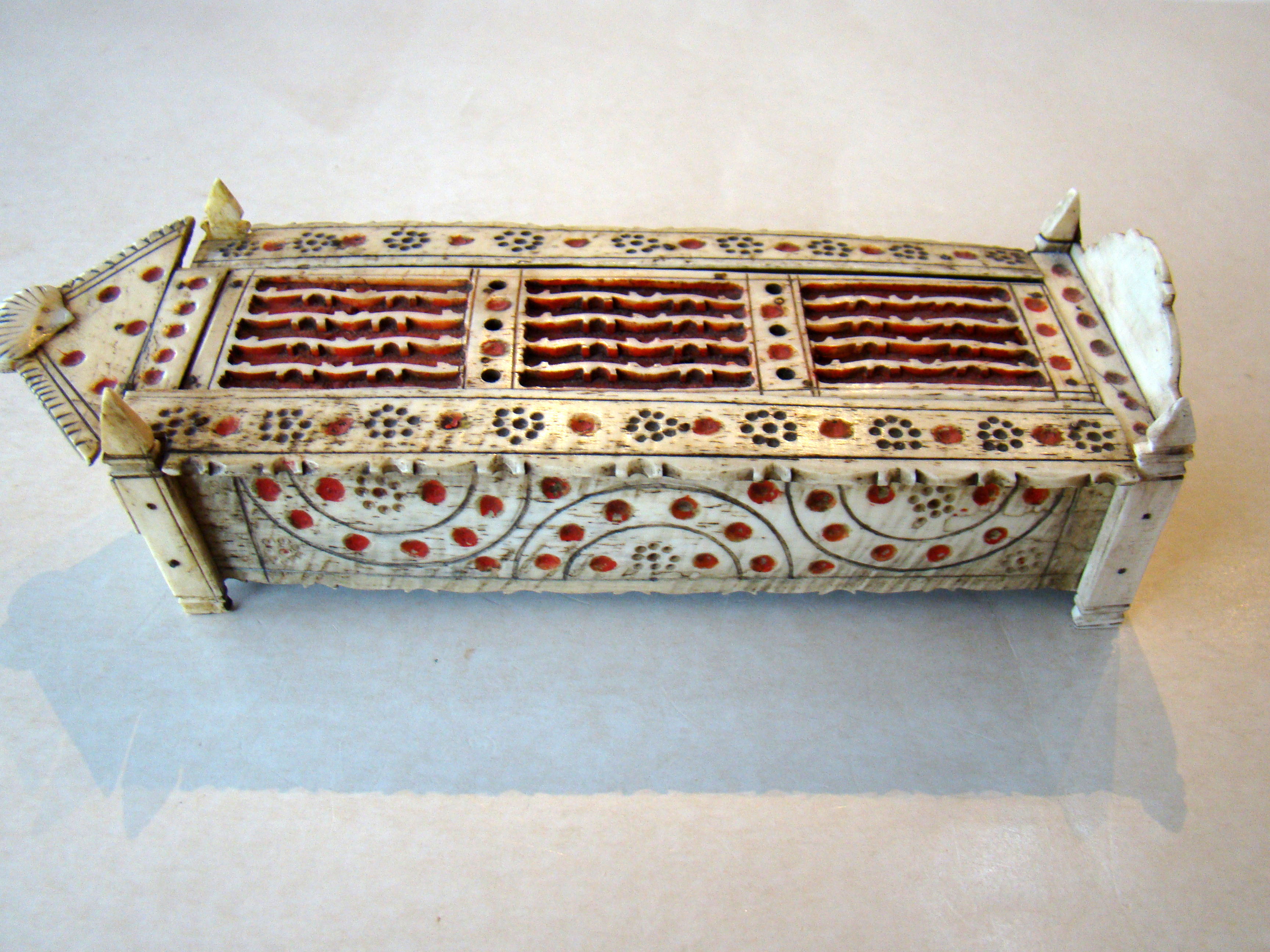 A fabulous NAPOLEONIC period PRISONER-OF-WAR polycrome games box circa 1810 — image 3