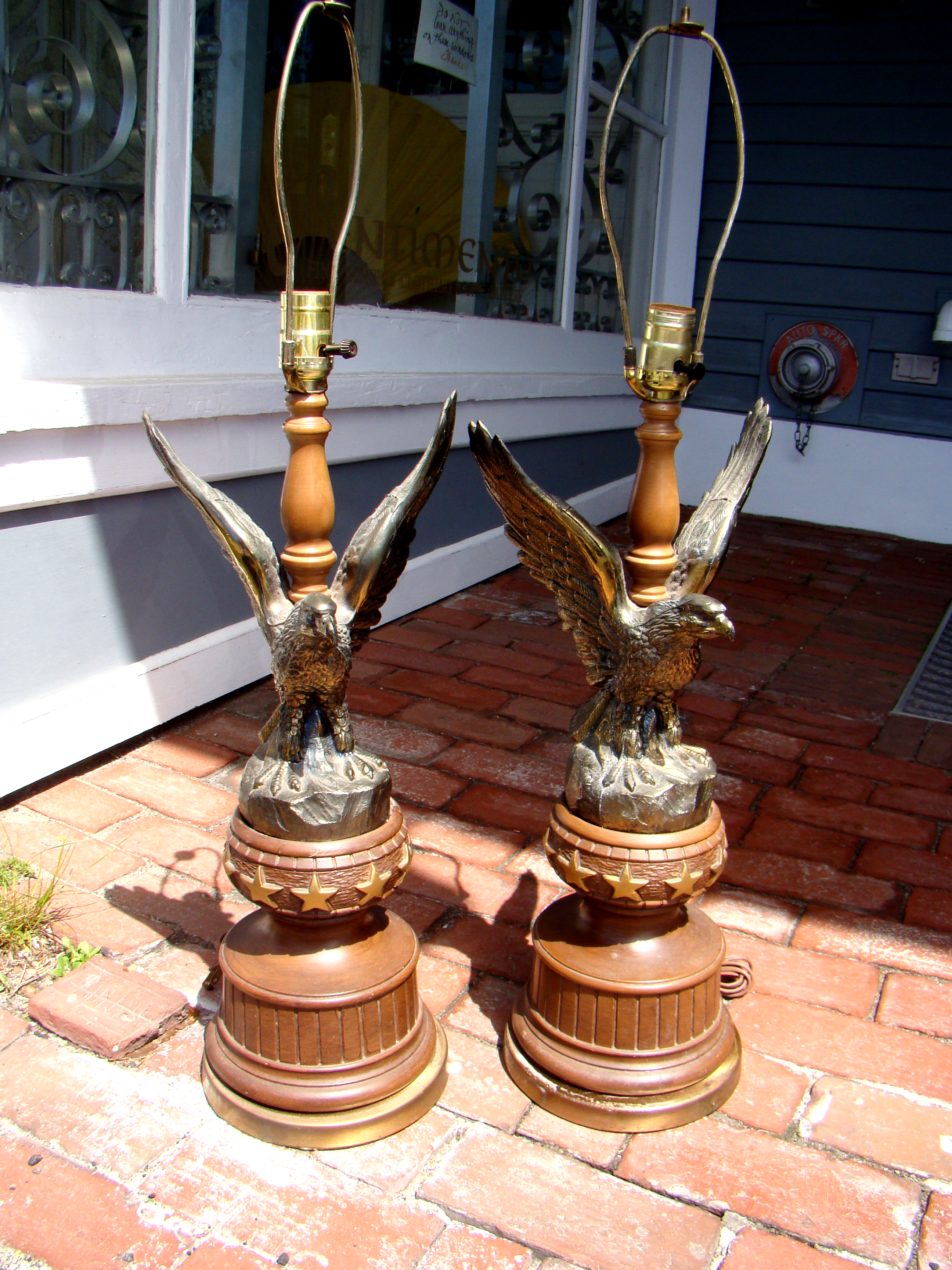 A pair of American Eagle Patriotic lamps circa 1960 — image 4