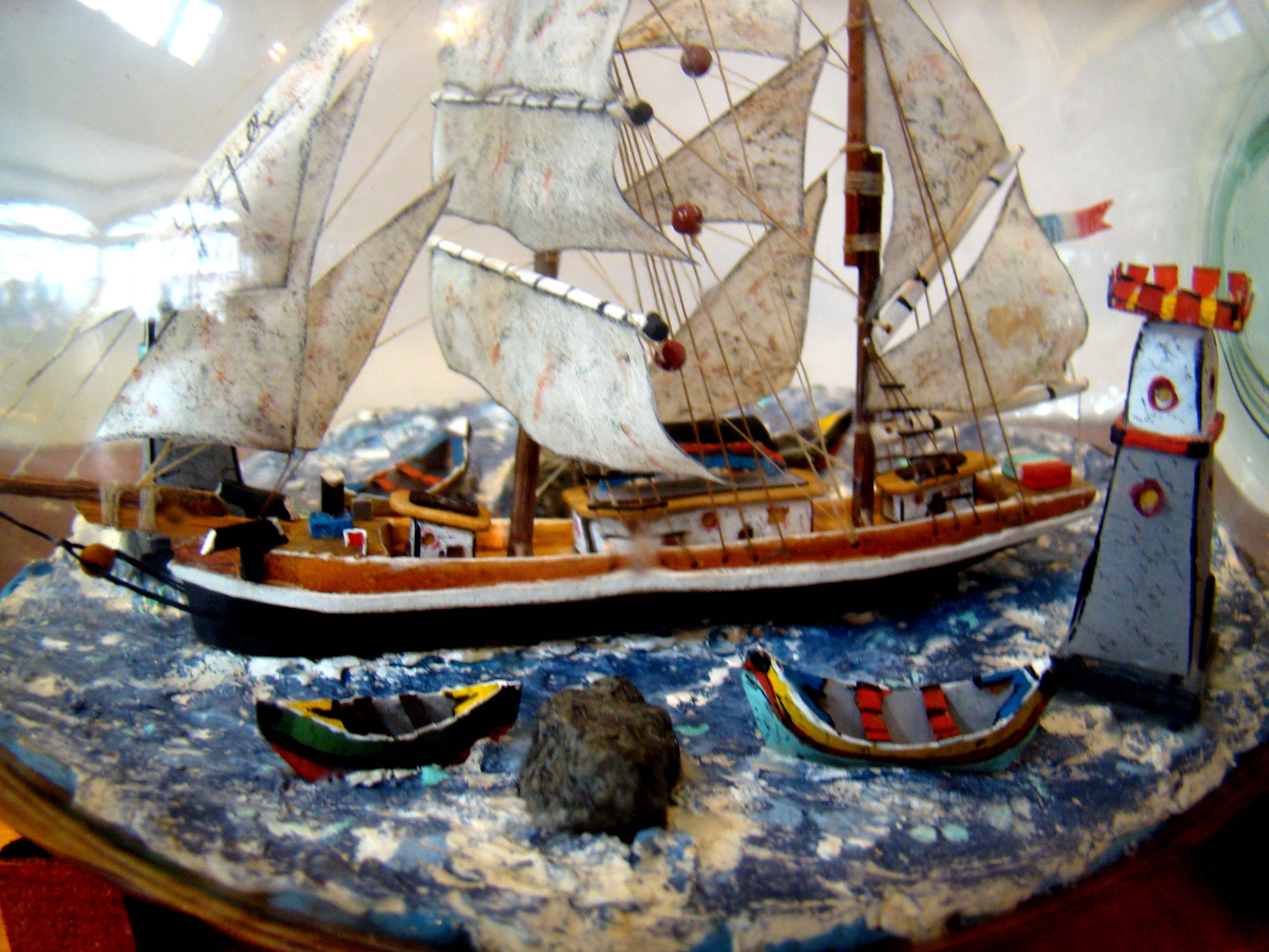 An attractive and well detailed vintage ship-in a bottle of Mediterranean style circa 1940-1950 — image 2