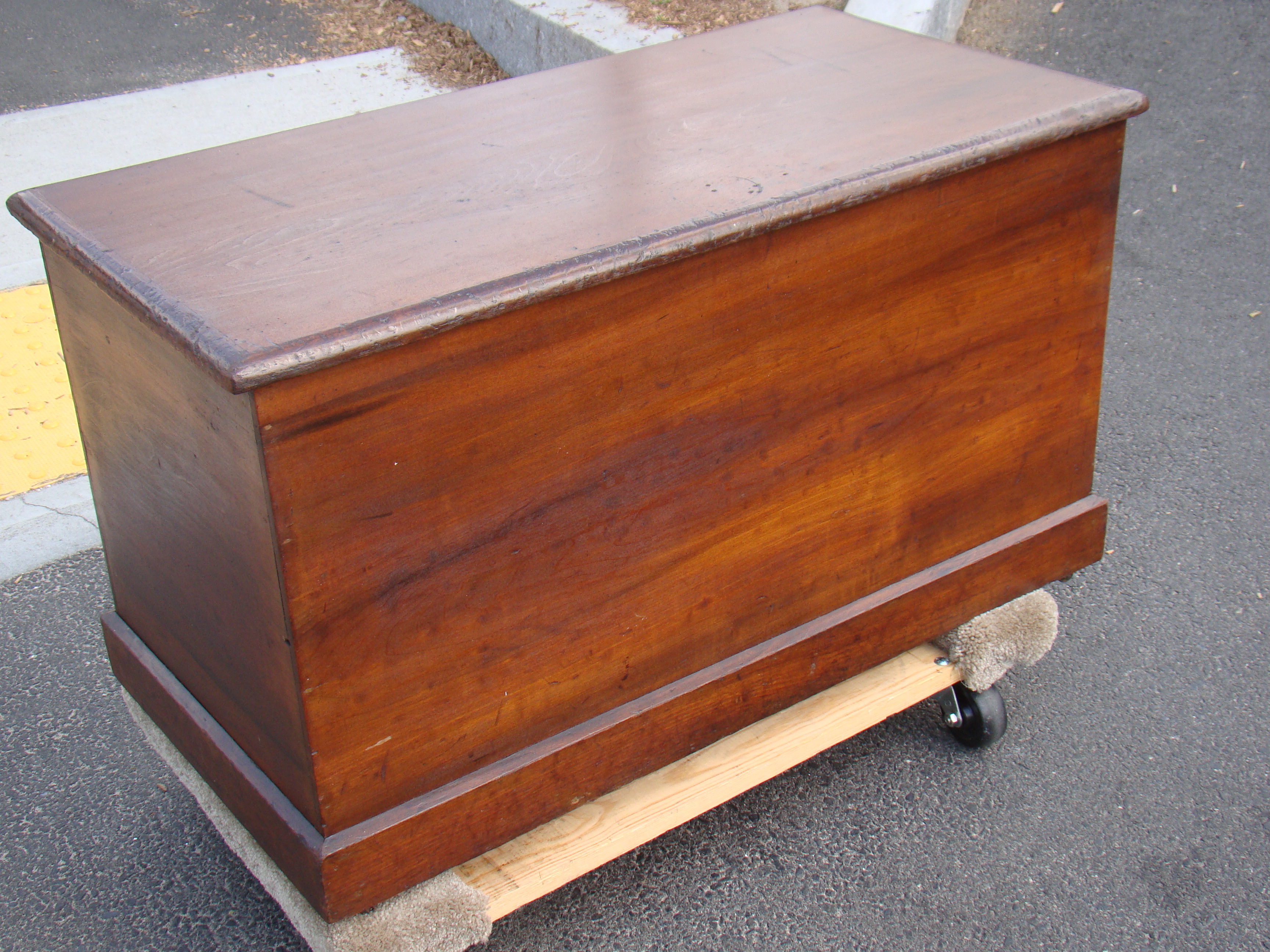 A 19th century Pennsylvania blanket chest — image 3