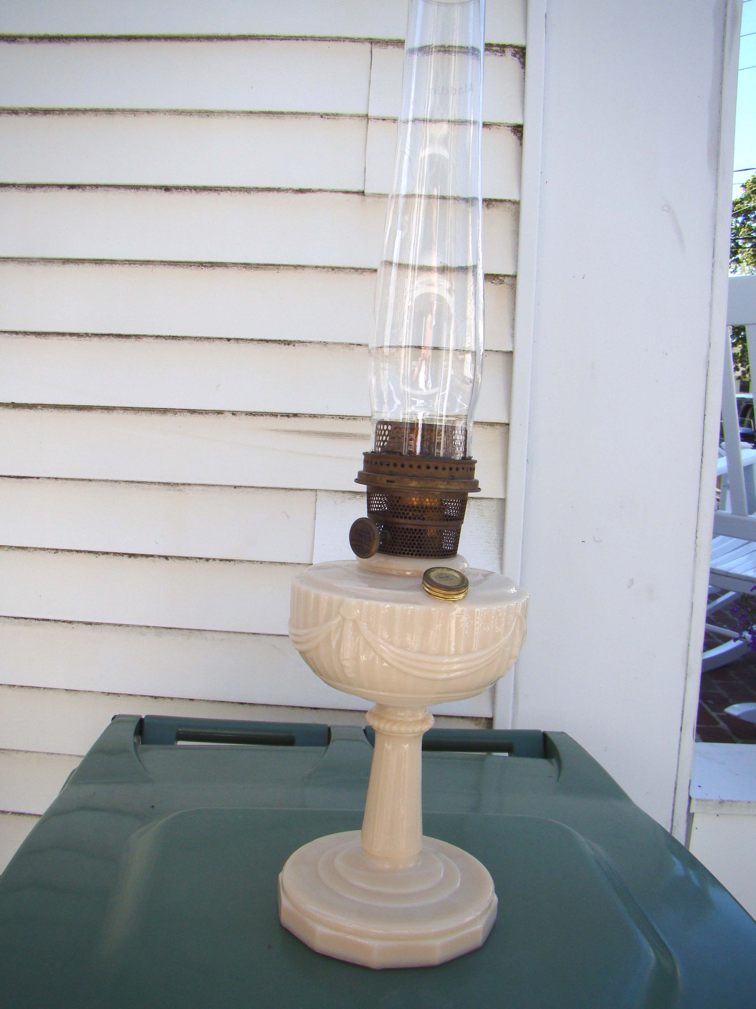 A fine vintage "LINCOLN DRAPE"  Aladdin oil lamp made by the Mantle Lamp Company of Chicago circa 1920 — image 2