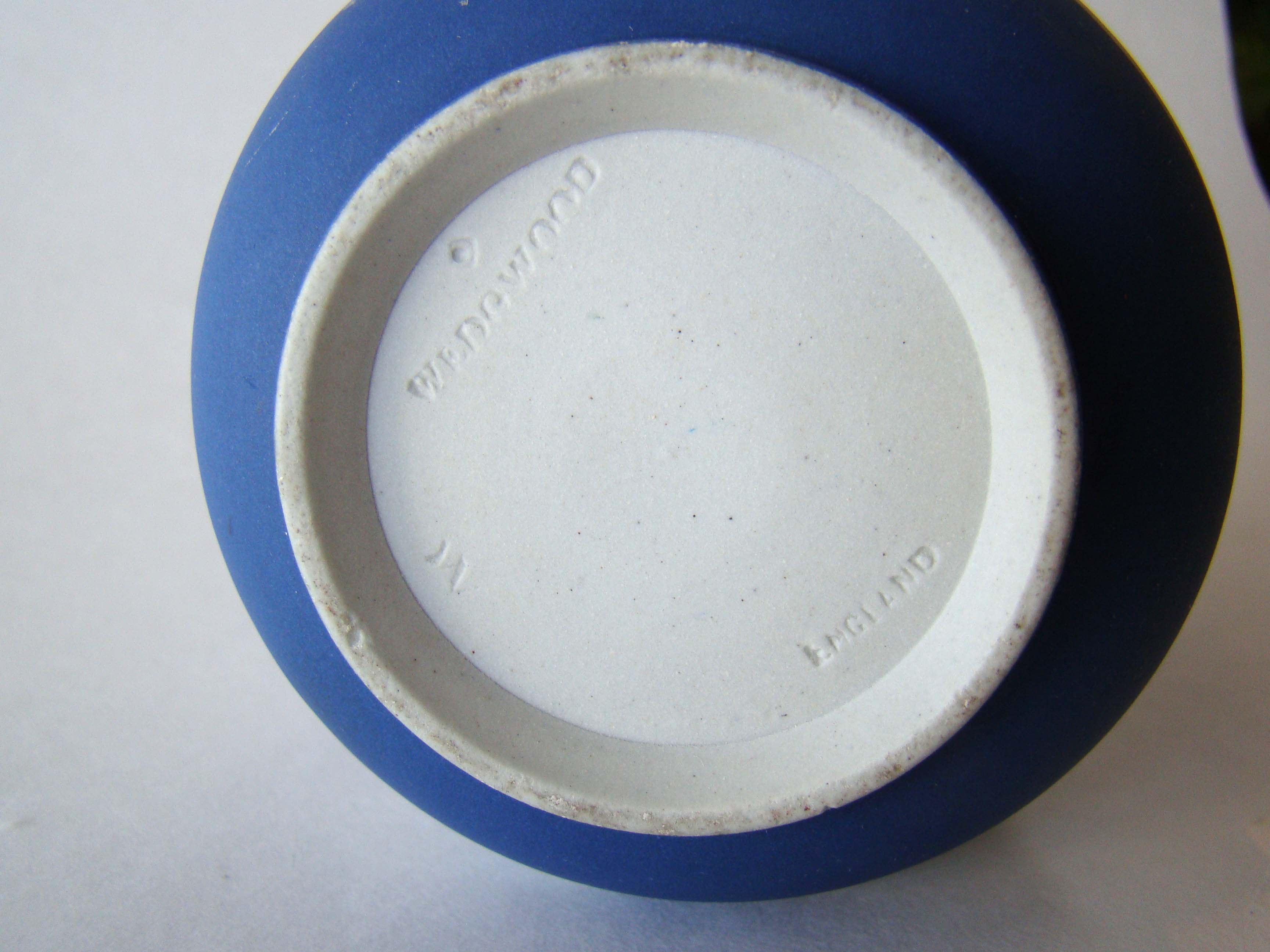 A fine antique Wedgwood Jasperware silver lidded shaker circa 1860 — image 2