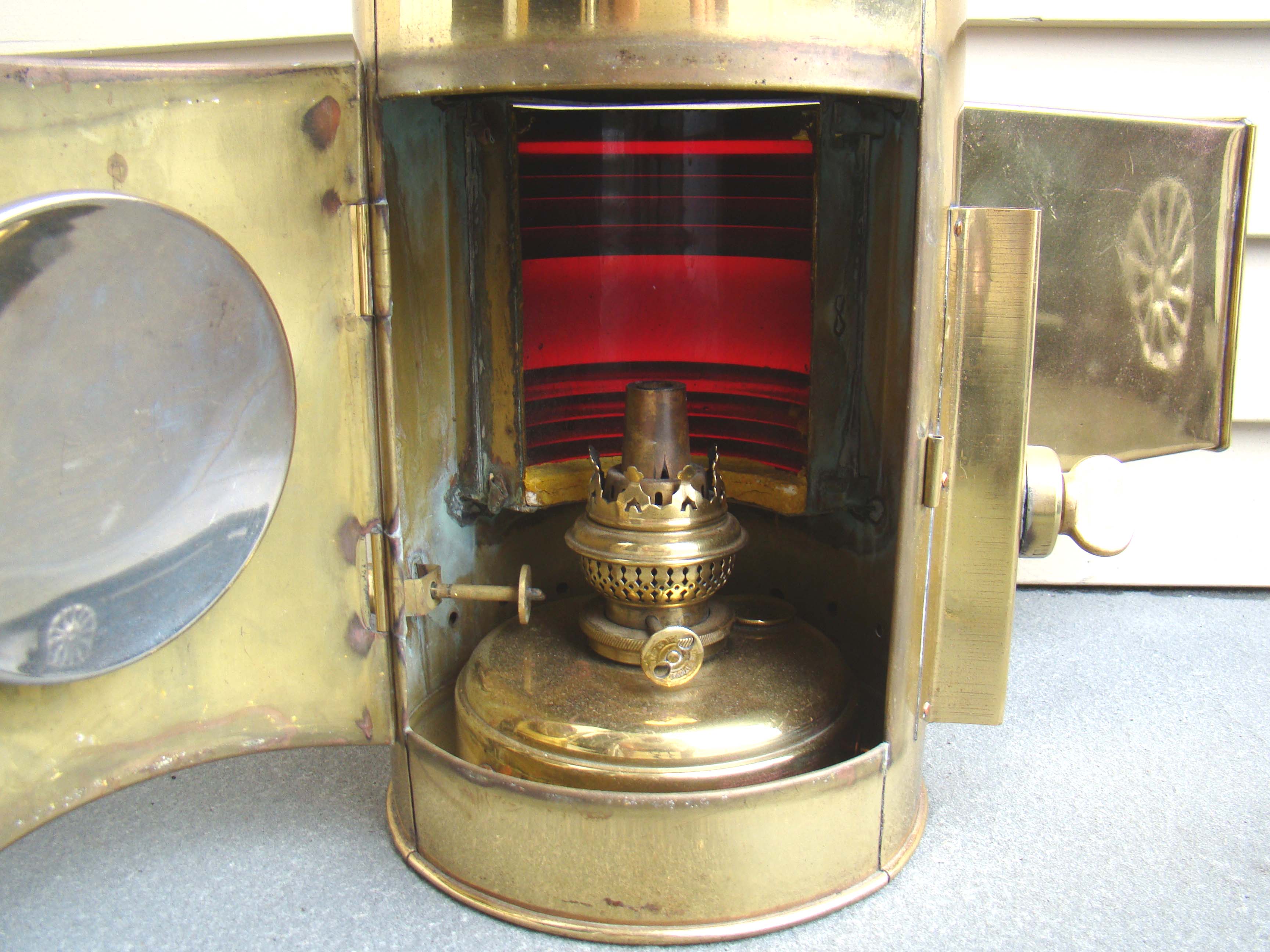 A RARE pair of U.S. Navy "Wing" style ship's bridge lanterns circa 1901-1910 — image 4