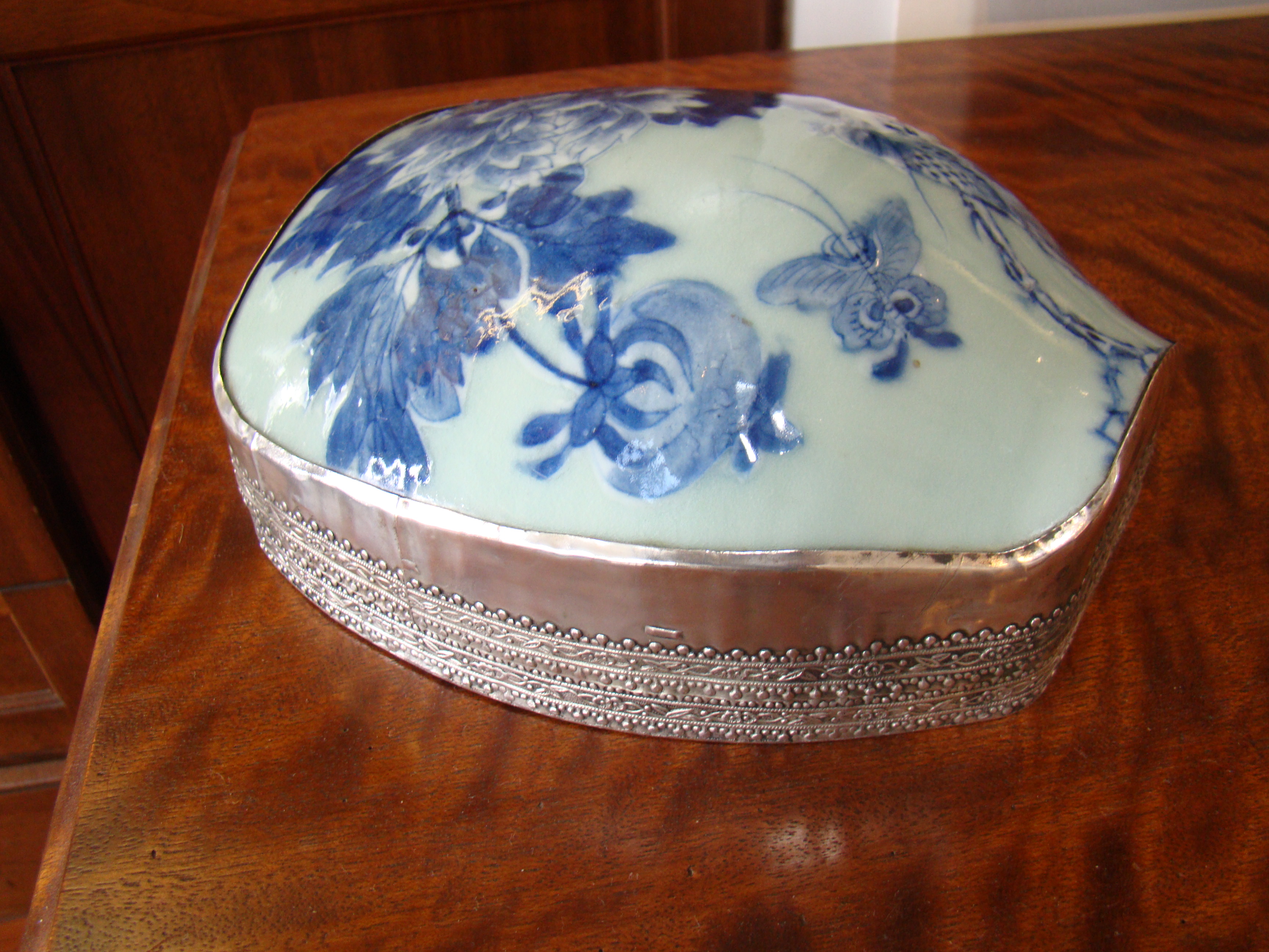 A gorgeous antique Chinese Ming or Ching Dynasty silver mounted porcelain box — image 5