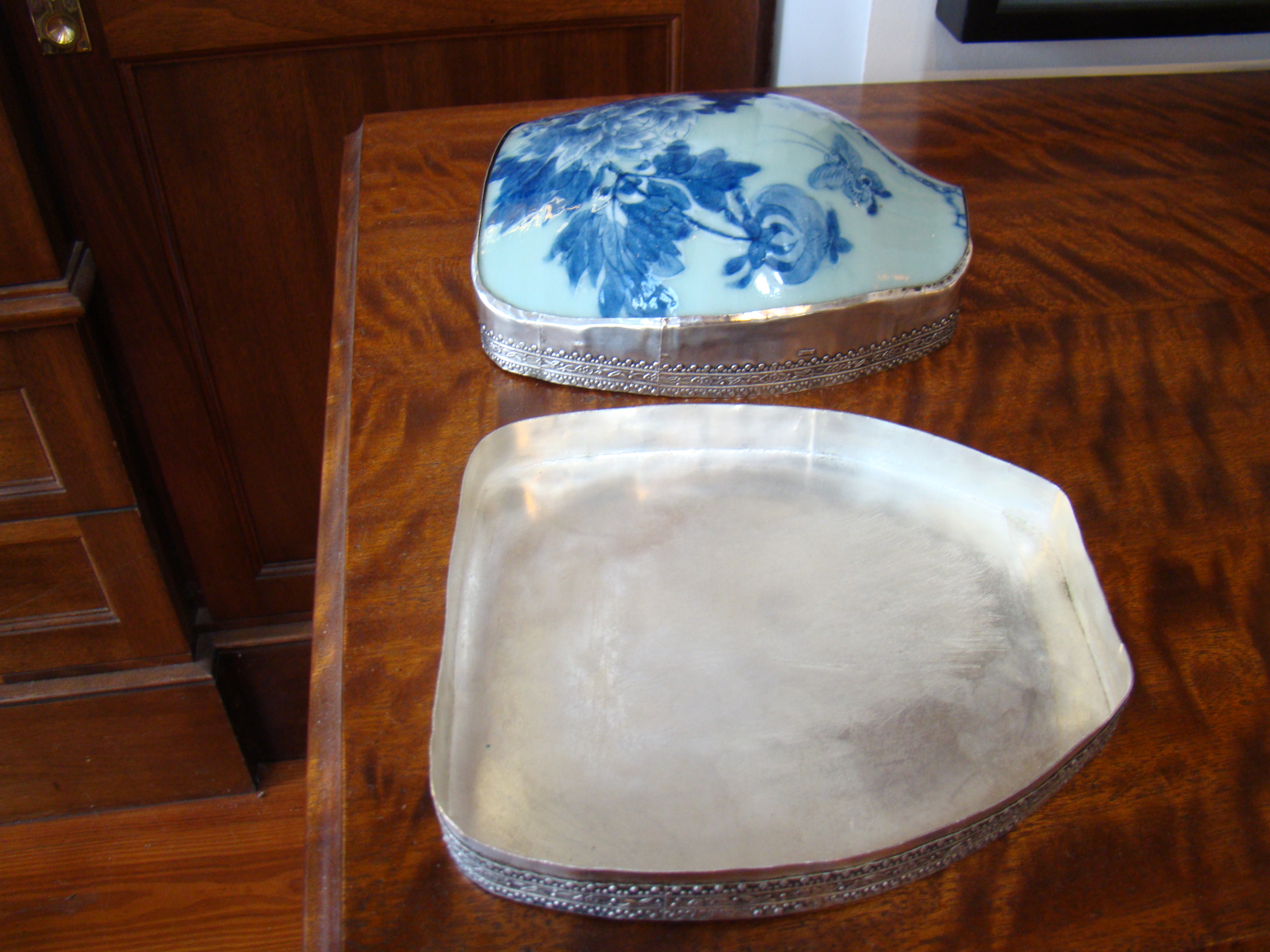 A gorgeous antique Chinese Ming or Ching Dynasty silver mounted porcelain box — image 4