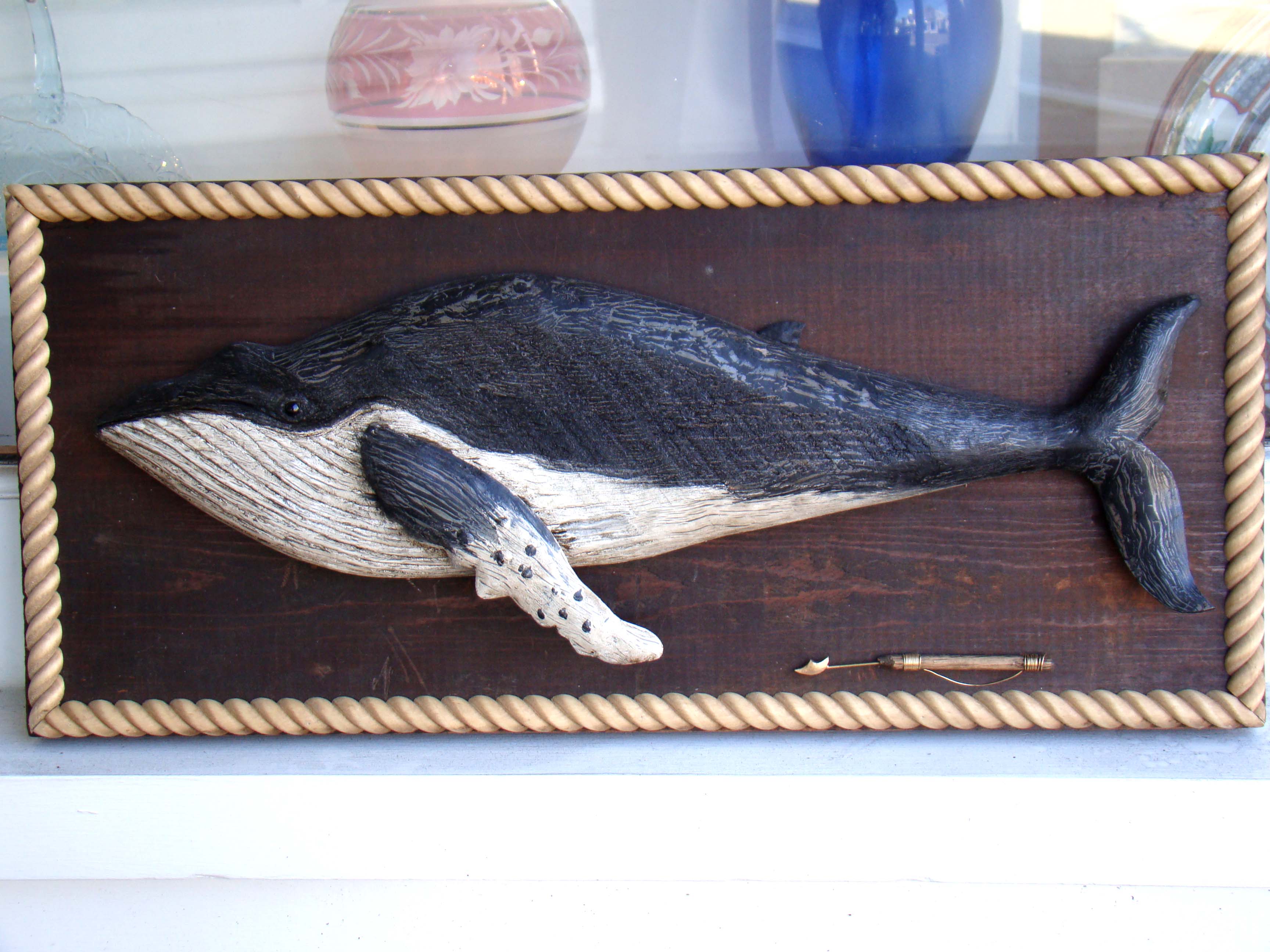 A wonderful vintage carved whale mounted on an antique backboard with rope border — image 2